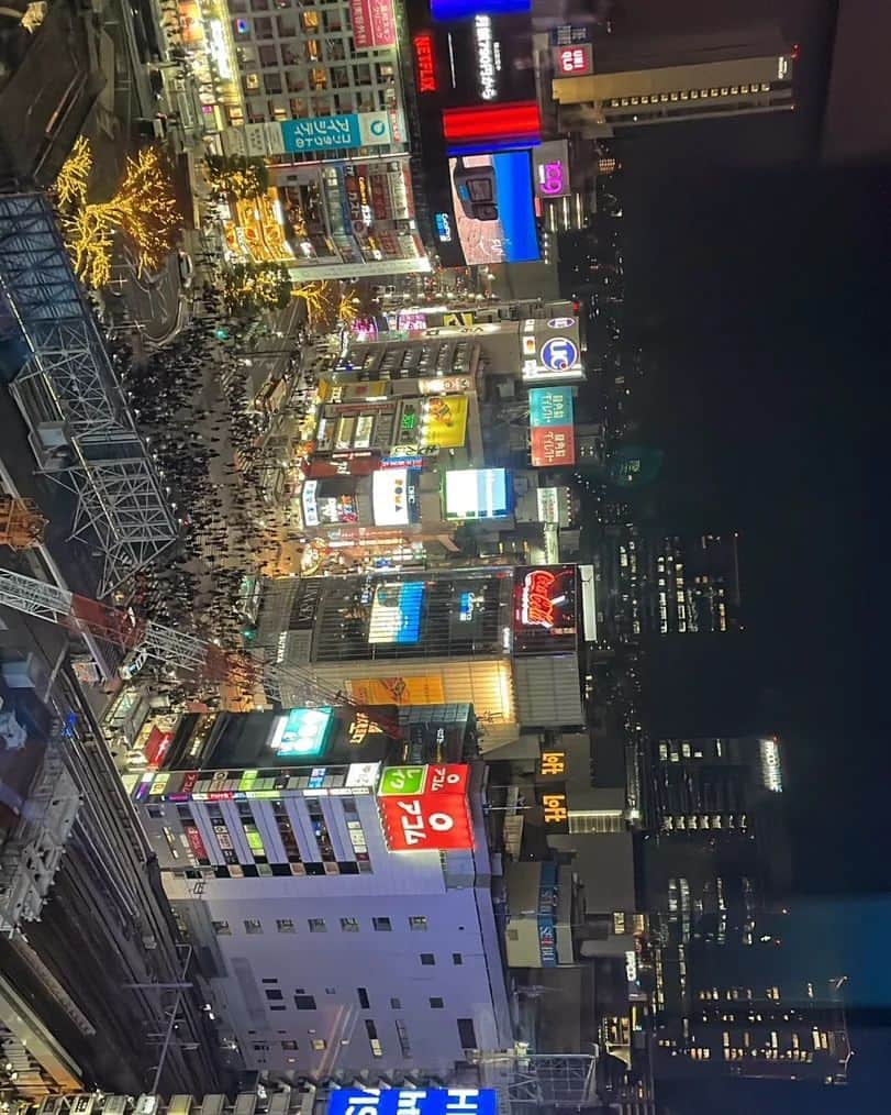 阿部美穂子さんのインスタグラム写真 - (阿部美穂子Instagram)「渋谷スカイ 🌃 次男の日本バケットリスト🖊 渋谷の再開発は聞いていたけど 実際に行ってその変貌ぶりにびっくり👀 駅直通 47階の日本一高い所にある 空へと続きそうなエスカレーターに 乗ってみたかったけれど✨️ チケット完売🎫 残念でしたが💦 12階から見える夜景🎄✨️と 13階のUDON NOODLEつるとんたんで だしの効いた美味しいやさしい🍤 おうどんのおかげで笑顔回復〜🥂 っていうか、韓国の我が家 49階だったよね⁉️(10枚目)と🤣 🌕日本の渋谷の上空の絶景が 見たいんだよね 次回のお楽しみだね⭐️ #京しっぽくうどん#細麺#渋谷スクエア#shibuya  #일본여행#도쿄#시부야」12月7日 20時56分 - miiko904