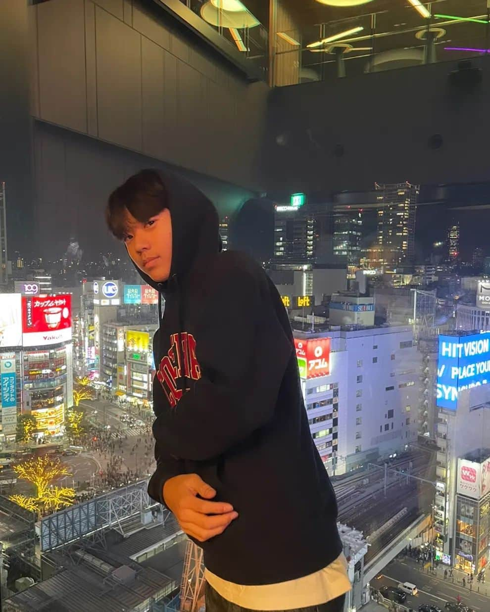 阿部美穂子さんのインスタグラム写真 - (阿部美穂子Instagram)「渋谷スカイ 🌃 次男の日本バケットリスト🖊 渋谷の再開発は聞いていたけど 実際に行ってその変貌ぶりにびっくり👀 駅直通 47階の日本一高い所にある 空へと続きそうなエスカレーターに 乗ってみたかったけれど✨️ チケット完売🎫 残念でしたが💦 12階から見える夜景🎄✨️と 13階のUDON NOODLEつるとんたんで だしの効いた美味しいやさしい🍤 おうどんのおかげで笑顔回復〜🥂 っていうか、韓国の我が家 49階だったよね⁉️(10枚目)と🤣 🌕日本の渋谷の上空の絶景が 見たいんだよね 次回のお楽しみだね⭐️ #京しっぽくうどん#細麺#渋谷スクエア#shibuya  #일본여행#도쿄#시부야」12月7日 20時56分 - miiko904