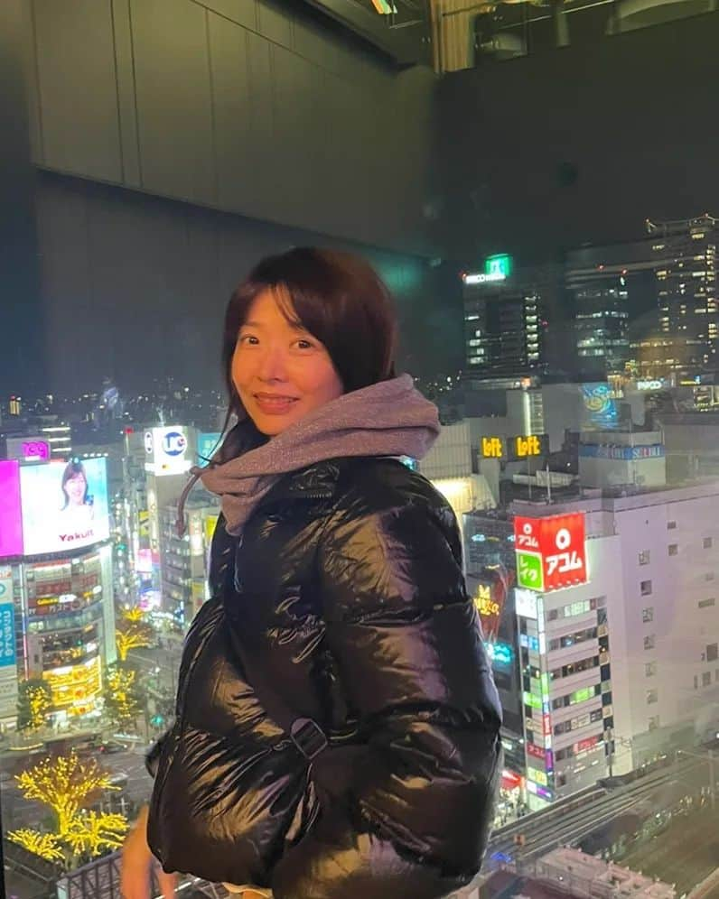 阿部美穂子のインスタグラム：「渋谷スカイ 🌃 次男の日本バケットリスト🖊 渋谷の再開発は聞いていたけど 実際に行ってその変貌ぶりにびっくり👀 駅直通 47階の日本一高い所にある 空へと続きそうなエスカレーターに 乗ってみたかったけれど✨️ チケット完売🎫 残念でしたが💦 12階から見える夜景🎄✨️と 13階のUDON NOODLEつるとんたんで だしの効いた美味しいやさしい🍤 おうどんのおかげで笑顔回復〜🥂 っていうか、韓国の我が家 49階だったよね⁉️(10枚目)と🤣 🌕日本の渋谷の上空の絶景が 見たいんだよね 次回のお楽しみだね⭐️ #京しっぽくうどん#細麺#渋谷スクエア#shibuya  #일본여행#도쿄#시부야」