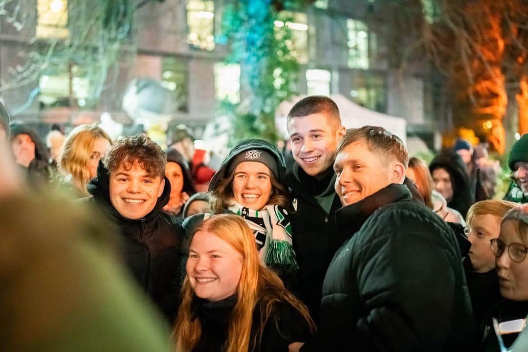 のインスタグラム：「Rund 5000 kleine und große 96-Fans sind gestern zum 𝐖𝐞𝐢𝐡𝐧𝐚𝐜𝐡𝐭𝐬𝐟𝐞𝐬𝐭 im Norden der Heinz von Heiden Arena gekommen. 🤗 Vielen Dank an alle, die dabei waren, sowie alle Partner, Helferinnen und Helfer, die unterstützt haben, für diesen schönen vorweihnachtlichen Nachmittag! 🎄  📸: Kai Weise   #H96 #Hannover96 #NiemalsAllein ⚫️⚪️💚」