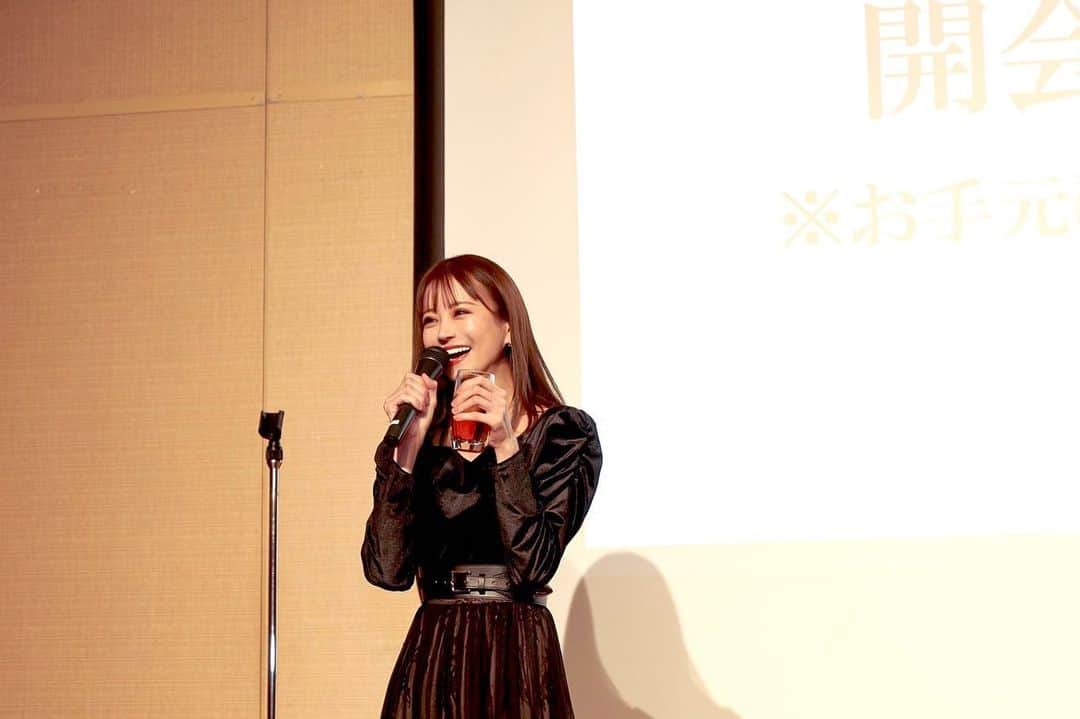 愛沢えみりのインスタグラム：「早いもので12月。今年も全事業部合同での忘年会を開催しました☺️ 来年で会社を作って10年になります。キャバ嬢の時はNo. 1にはなれたけど仲間はいませんでした。  今こうして一緒に頑張りたい仲間に出会えたことが私の財産であり、会社を作って良かったことだと思います。  私には「努力は裏切らない」という座右の銘があります。努力をしても結果が出ないという人もいます。私もそうでした！ 努力したからといって結果が出るとは限りません。しかし、努力したという事実が消えることはありません。  なので、これからも努力をすることを諦めずに挑戦を続けていきたいです☺️✨ 今年も残りわずかやり残したことがないように駆け抜けたいです😊 皆さん頑張りましょうね！🤝」