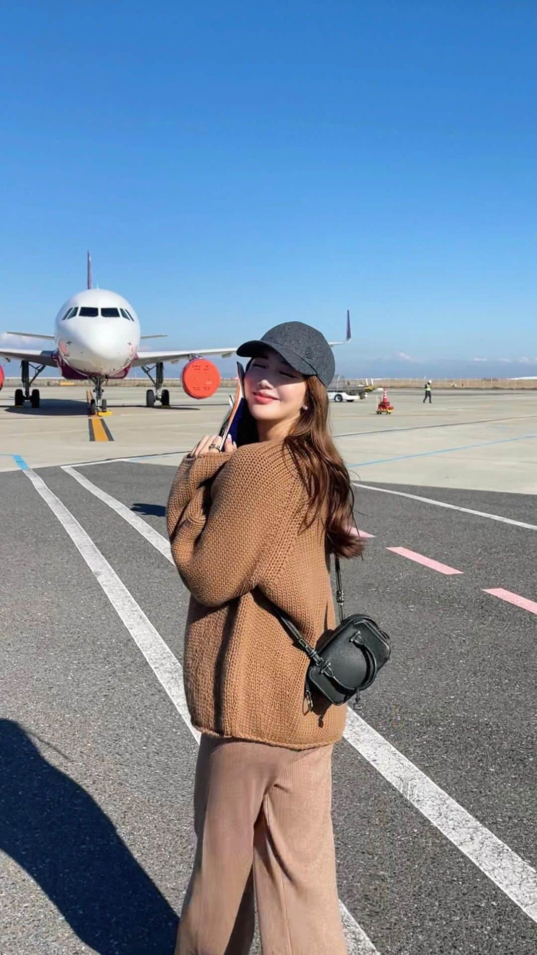 ___mikik___のインスタグラム：「JAPAN → KOREA ✈️🇰🇷 ハプニングだらけの旅があっという間に終わった.. 写真や動画がいっぱいあり過ぎるから、しばらく韓国post続きます☺️🙏🏻 とにかく楽し過ぎた♡♡♡ w／ @911erika」