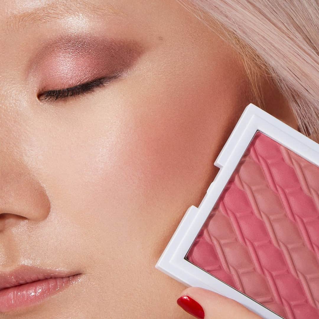 KIKO MILANOのインスタグラム：「The weather outside is frightful, but the #KIKOHolidayPremiere Charming Duo Blush is so delightful 🤩❄️ Warm up your look with this gorgeous blush and achieve a delightful rosy glow 💖⁣ ⁣  #KIKOMilano #glossylips #powderblush #pinkblush #holidaymakeup⁣ ⁣ Charming Duo Blush 01 - 24h Lasting Foundation 02 - Setting Face Powder - Enchanting Duo Bronzer 02 - Pearly Duo Face Highlighter 01 - Dreamy Eyeshadow Palette - Volume & Curl Mascara - Glossy Lip Oil 01 - Metallic Nail Lacquer 03⁣ ⁣」