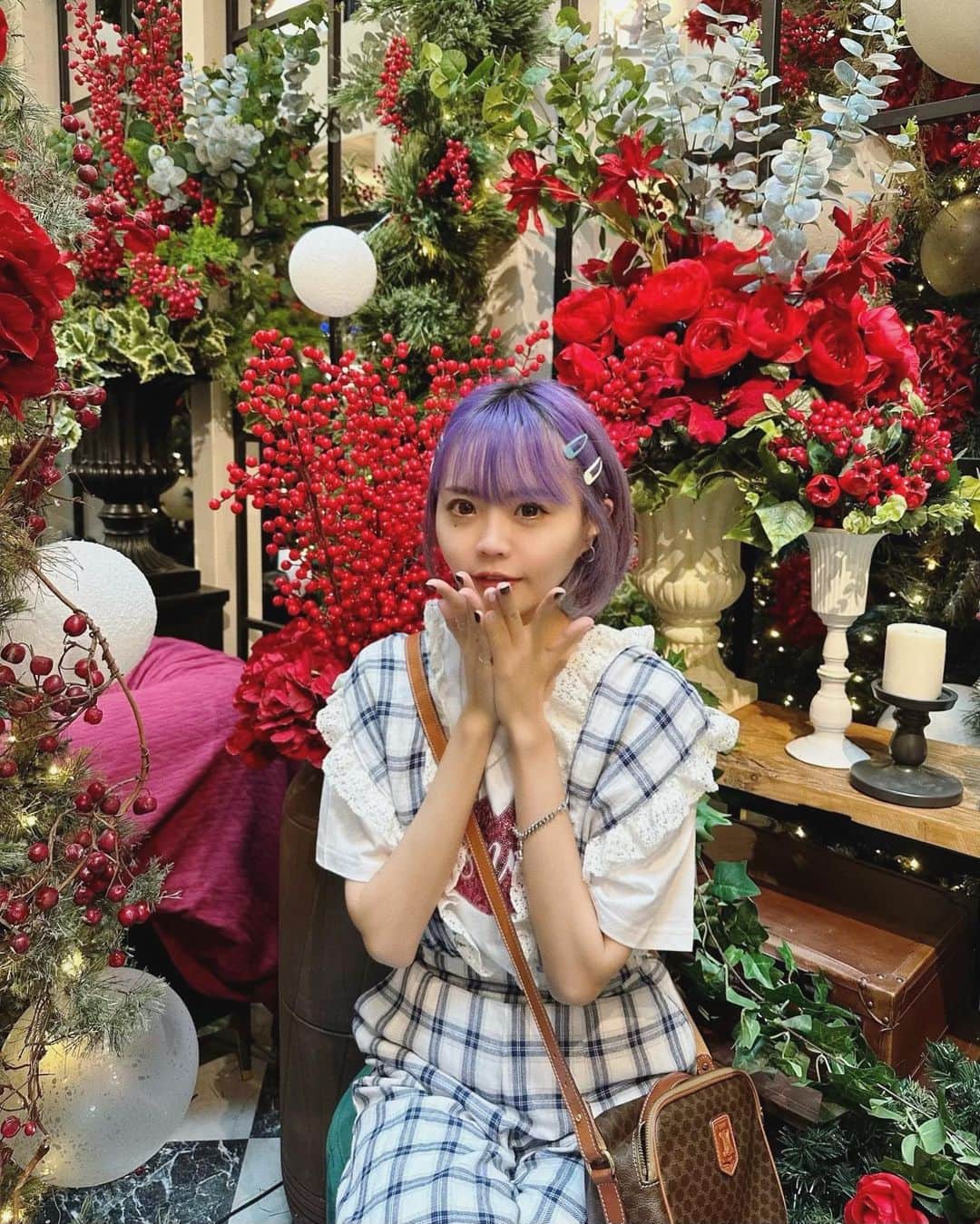 秋山衣梨佳のインスタグラム：「🎄🧸🎁 　 　  またまた髪色変えました🪻 というか毎日 紫と青のカラーシャンプー使って 遊んでるから実際は毎日色が違うねん とりあえず今は遊ぶ時期！ 多分もう少ししたら黒にしたくなる！笑 　 クリスマス時期はどこも可愛くてたまらん。 そして今年のクリスマスは 半袖で写真を撮ってるから新鮮で楽しい🙌 今月クリスマス投稿ばっかの予定だから インスタが赤だらけになりそう🎄 　 　 #ちゃりへあちぇん#ちゃりふぁっしょん」