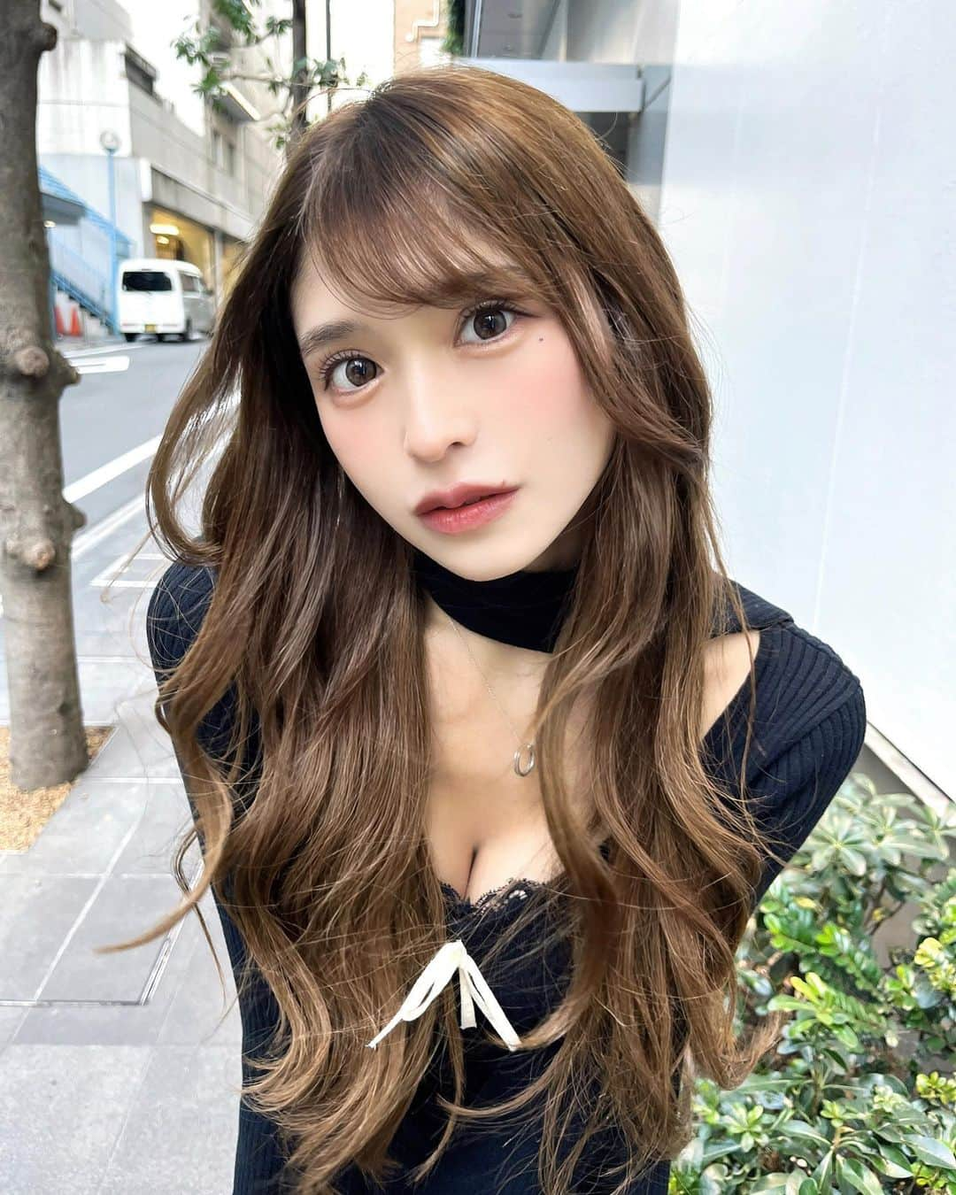 渋谷佳子のインスタグラム：「2023.12.07 ＊ 首に巻き付ける 細マフラーみたいな洋服 大好きすぎる😖🫶  マツパして目がぱっちりに なった👀👀👀！ ＊ ＊」