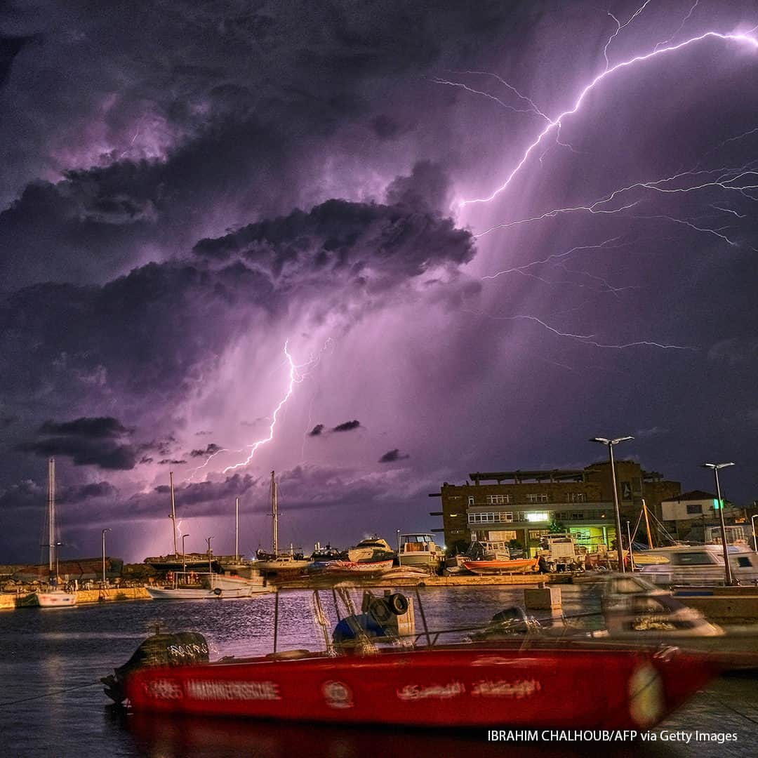 ABC Newsさんのインスタグラム写真 - (ABC NewsInstagram)「Lightning streaks across the skies over the coastal port city of Batroun, Lebanon.」12月7日 21時30分 - abcnews