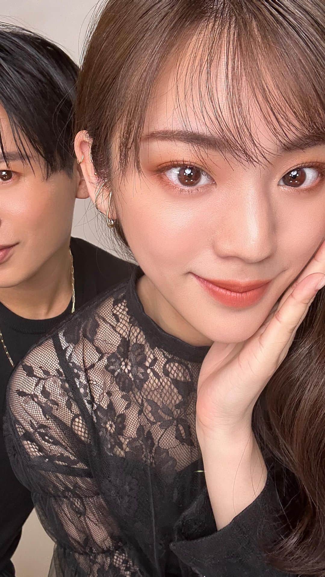 小田切ヒロのインスタグラム：「ケイトで人気のアイシャドウシリーズ「デザイニングブラウンアイズ」 の新色を使って 華やかヴィンテージブラウンメイクを提案させていただきました🤎  今回もライブ視聴者様限定の特典があるわよ🤎 【対象商品】デザイニングブラウンアイズ 【クーポンコード】myka2312  【特典内容】デザイニングブラウンアイズ1品いずれか購入で送料無料。   【購入先】MyKaoMall https://www.kao-kirei.com/ja/item/kbb/kate/4973167529560/?tw=kbb   【対象期間】12/7(木)～25(月)23:59まで   【クーポン利用方法】購入時にクーポンコードを入力。お1人様1回限り有効 クーポンに関するお問い合わせはhttps://d2ccrm.my.salesforce-sites.com/kaokirei/ までお願いします。  店頭でもチェックしてね🤎  #KATE　 #デザイニングブラウンアイズ　 #アイシャドウ　  #私のイチオシKATEシャドウ   @kate.tokyo.official_jp」