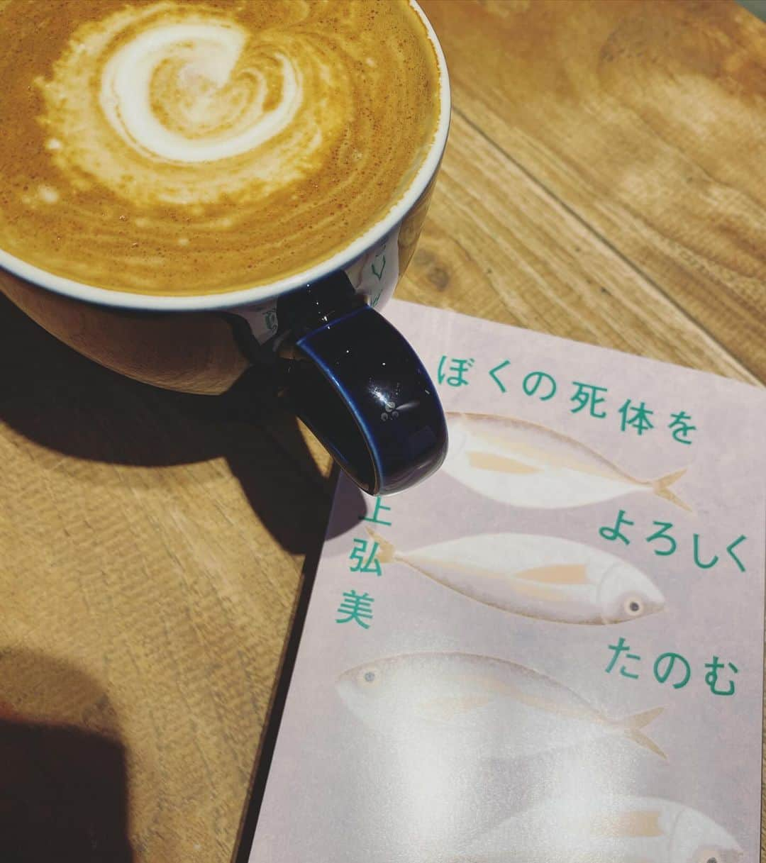 星奈あいさんのインスタグラム写真 - (星奈あいInstagram)「読書の秋なので、 いや、引きこもりを満喫しているので 最近はたくさん㌿を読んでまち📗📚´-  最後スッッキリ！！ みたいなのばかりじゃないので そこから筆者が何を伝えたかったかを読み取るのが大事…？なんだよね…？？☺️ 学生のときは 国語ちょうとくいでした🤍🤍  たぶん今月読んだの バーでファンの方が教えてくれた ◎そして誰もいなくなった ◎冬の旅 ◎カケラ ◎贖罪 ◎ぼくの死体をよろしく頼む ◎しろいろの街の、その骨の体温の ◎火花   ↑ 途中。有名すぎる小説をこのタイミングで、笑  たくさん文字読んだら頭良くなった気がする〜っ！ 寝る前には、コジコジ みてます最近だいすき🫶💗  #星奈あい #読書記録  #更新少ないですが #生きてます #ひまなだけ #ご心配なさらずに  #笑」12月7日 21時00分 - hoshina_r18