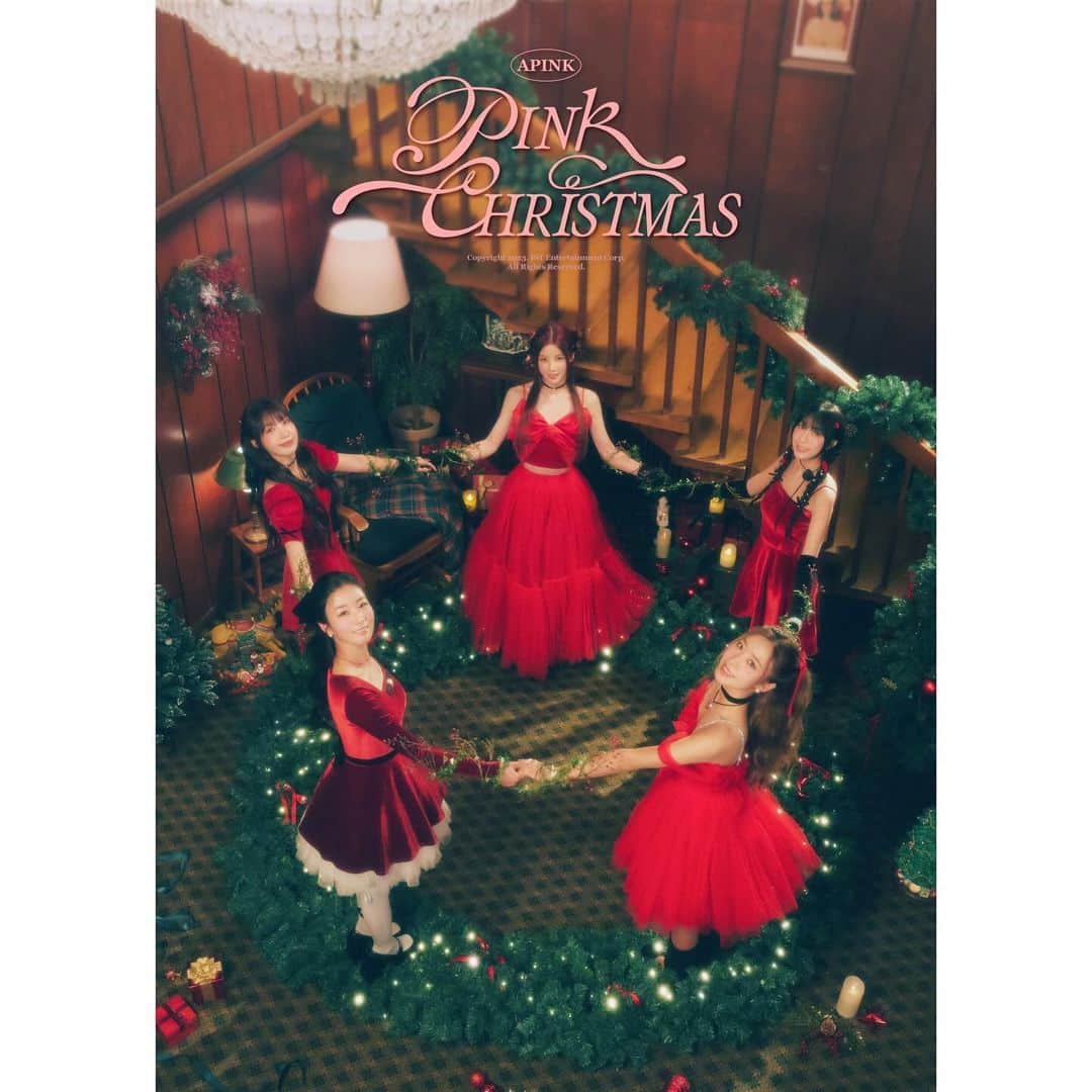 Apinkさんのインスタグラム写真 - (ApinkInstagram)「[#에이핑크] Apink X-mas Season Song  [PINK CHRISTMAS] Concept Photo #Apink  🎄 2023.12.11 6PM (KST)   #PINK_CHRISTMAS」12月7日 21時01分 - official.apink2011