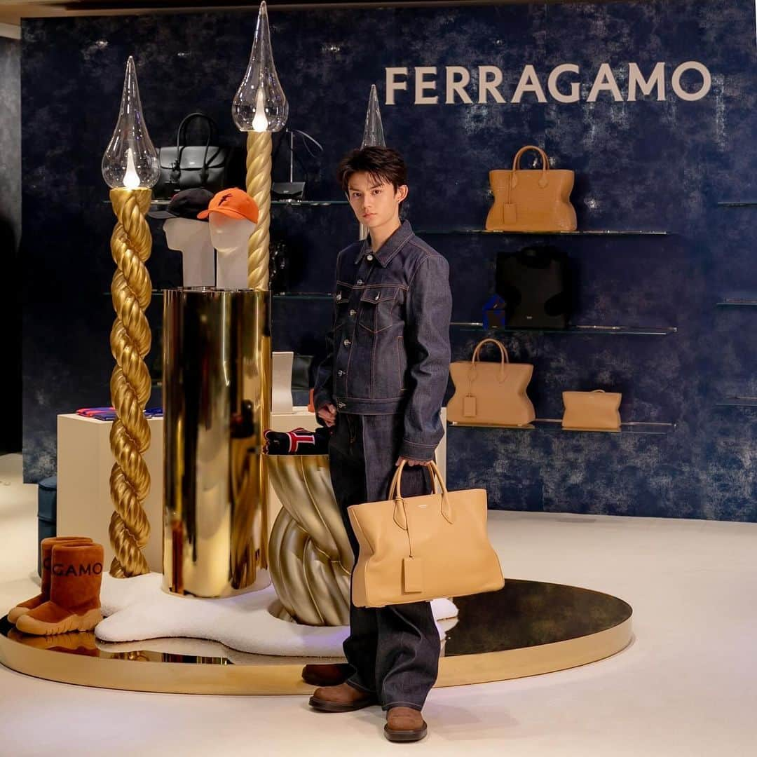 藤原大祐のインスタグラム：「@ferragamo   フェラガモ ポップアップストア 伊勢丹新宿店メンズ館1階で12日まで開催中  ホリデー仕様に彩られた店内は煌びやかで素敵でした。  #フェラガモ #Ferragamo」