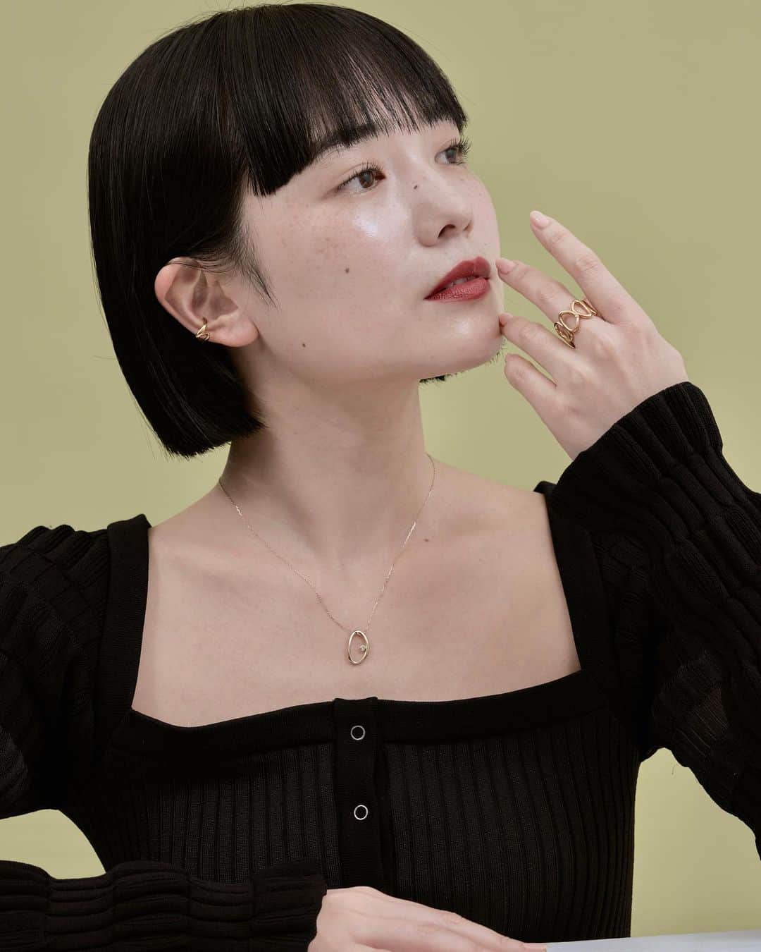Mikako のインスタグラム：「「自分のマインドを大切にしている中でイコールになってくるジュエリーやファッションをずっと楽しんでいたい。 🤍🤍🤍 @4c_jewelry @fashionsnap #ヨンドシー #NobleofWater #PR」