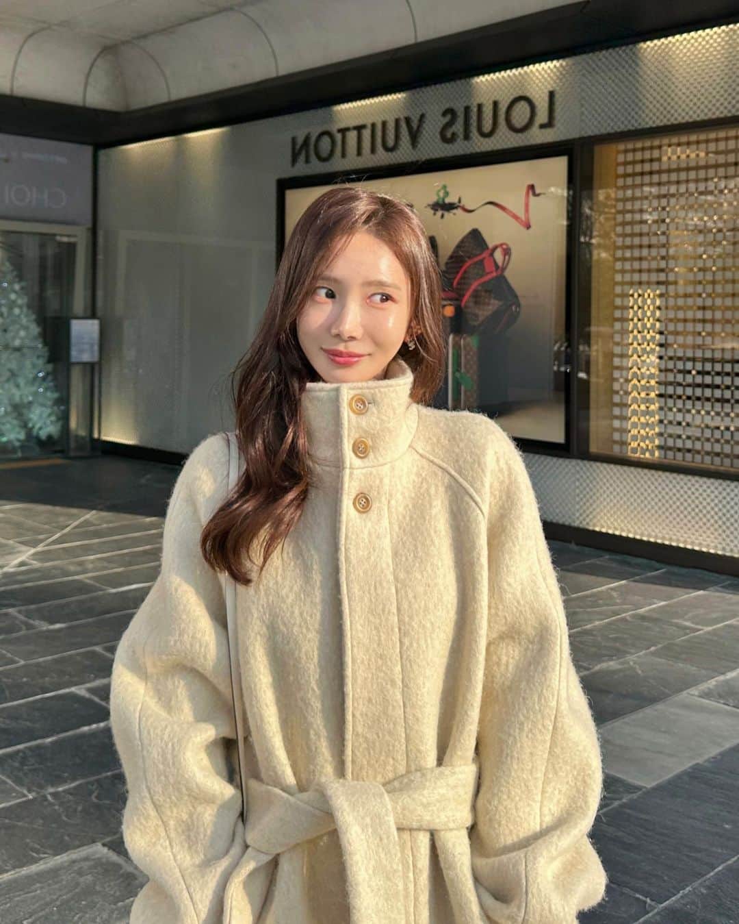 キム・ミニのインスタグラム：「12월 한가운데서 아유 더워를 외치며 열심히도 입고 다닌 코트.. 아직 인기가 있을지 없을지도 모르는 출시도 안 된 신상을  이렇게 혼자 여러번 입고 다닌 적이 또 있을까 싶을만큼 이 코트는 저에겐 이미 한 몸입니다🤪  덕분에 날마다 다르게 코디한 다양한 사진들이 많아요!  여성스러운 니트 원피스와 특히 잘 어울리고, 청바지에 그냥 어그랑 신어도 잘 매치되는 이 예쁜 것,, ❤️  저희 스타일을 즐겨 입으시는 모든 분들께 무조건 추천 드리는  세젤예 코트입니다.  그리 춥지 않은 올겨울 코트는 요 코트를 마지막으로 장식하죠 우리! 🙇🏻‍♀️💞✨  근데 오늘 싱어게인 꼬꼬무 하네요…  후다닥 야무지게 일하고 소파행 예정.. with 바스트오일 + 줄기세포 앰플,,✨」