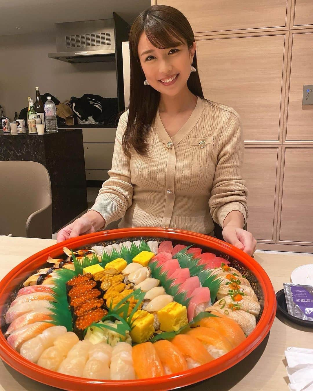 道岡桃子のインスタグラム：「お寿司が届いたよー‼️  一人で食べるわけではありません💦笑  東京タワーを見ながら…🥰  onepiece →sz2307121061615622 coupon→ EBSJP321 試すたび、好きが見つかる。届くたび、好きが増えてく。#SHEINGoodFinds#SHEIN冬の感謝 #SHEINforAll #loveshein #ad #saveinstyle #instagood #instafashion #ootd #ootdfashion #アナウンサー #アナウンサー衣装 #アナウンサーコーデ #フリーアナウンサー #女子アナ #女子アナコーデ #ニットワンピース #ニットワンピースコーデ #お寿司 #忘年会 #寿司 #sushi #東京タワー」