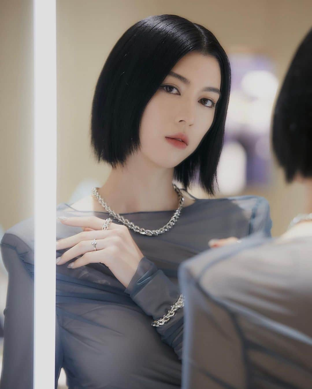 三吉彩花さんのインスタグラム写真 - (三吉彩花Instagram)「-Tiffany&Co.-  This is my favorite new collection:)🩵  「ティファニーフォージ」は 過去のアーカイブ作品から着想を得た シルバーチェーンのコレクションで サイズや付け方によって 様々な表情を見せてくれるジュエリー。  そしてティファニー表参道は ステンドグラスに着想を得た天井や 様々な現代アートの作品展示も魅力のひとつ。  是非運命のジュエリーを。  Thank you for the beautiful gift!!! @tiffanyandco   #Tiffanyandco  #TiffanyForge #TiffanyOmotesando #TiffanyPartner」12月7日 21時05分 - miyoshi.aa