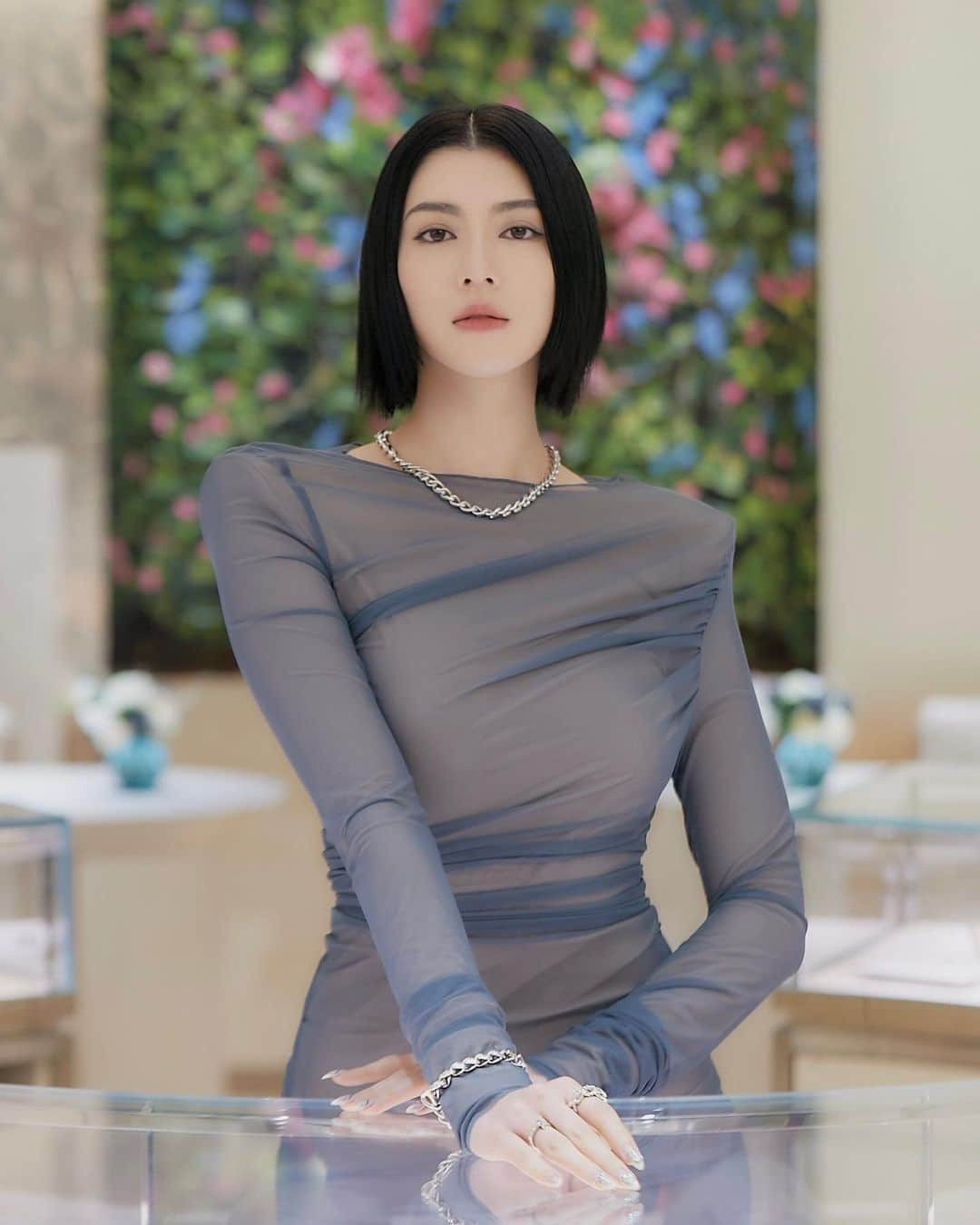 三吉彩花さんのインスタグラム写真 - (三吉彩花Instagram)「-Tiffany&Co.-  This is my favorite new collection:)🩵  「ティファニーフォージ」は 過去のアーカイブ作品から着想を得た シルバーチェーンのコレクションで サイズや付け方によって 様々な表情を見せてくれるジュエリー。  そしてティファニー表参道は ステンドグラスに着想を得た天井や 様々な現代アートの作品展示も魅力のひとつ。  是非運命のジュエリーを。  Thank you for the beautiful gift!!! @tiffanyandco   #Tiffanyandco  #TiffanyForge #TiffanyOmotesando #TiffanyPartner」12月7日 21時05分 - miyoshi.aa