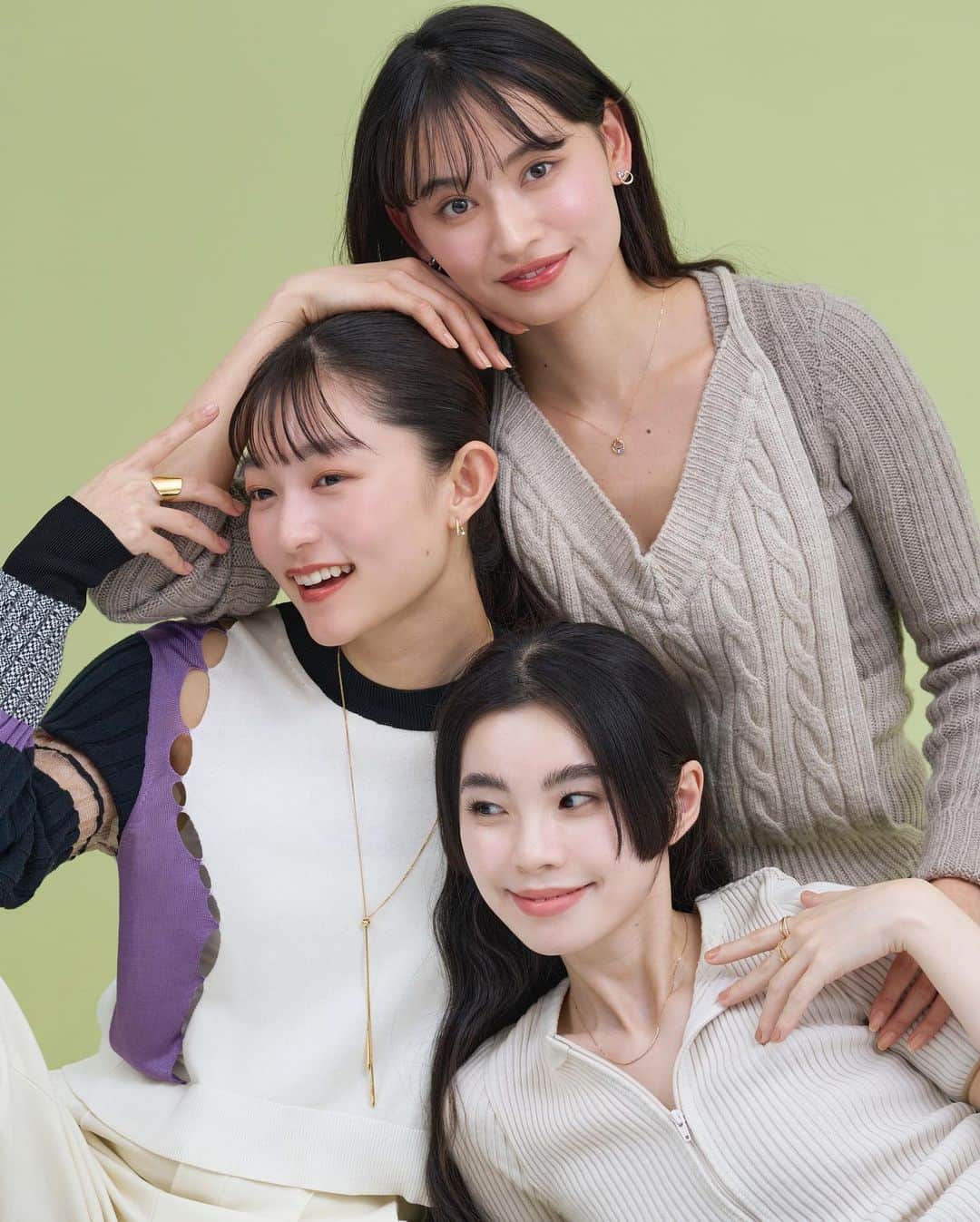 阿部朱梨のインスタグラム：「仲良しな２人と４℃の撮影にお邪魔してきました💍✨ 私は「Cofl by ４℃」をつけさせてもらったよ！  大切な人との思い出としても 友人同士でお揃い！なんていうのも可愛いねー！て みんなで話しながらの撮影はとっても楽しかった🤍   #コフルバイヨンドシー #NobleofWater #ChristmasCollection #PR」