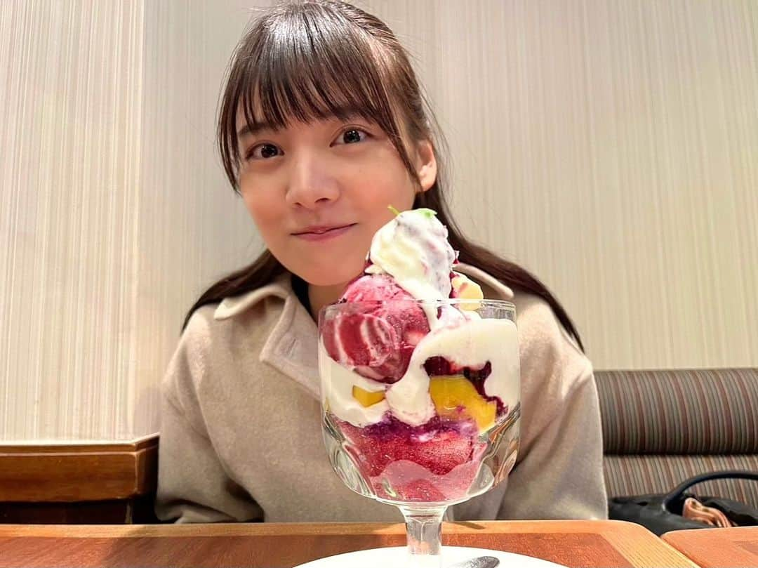 松永有紗のインスタグラム：「想像より大きいパフェが届いた時〜🥰  夜パフェに興味があります。したことありますか👽❓  #happy #パフェ #まいうー」