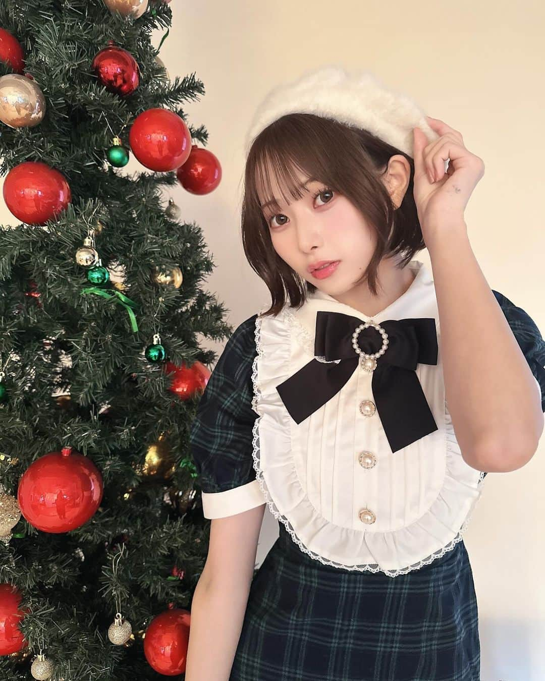 橋本桃呼のインスタグラム：「冬か夏どっちがすきーー？？⛄️  白のベレー帽かわいいでしょーー！🤍     #ベレー帽 #instagramjapan  #instagood #instapic #instagood #japanesegirl #japaneseidol #kawaiigirl #followme #일상 #셀카 #셀스타그램 #クリスマス #ツリー #クリスマスツリー #xmas #christmas」