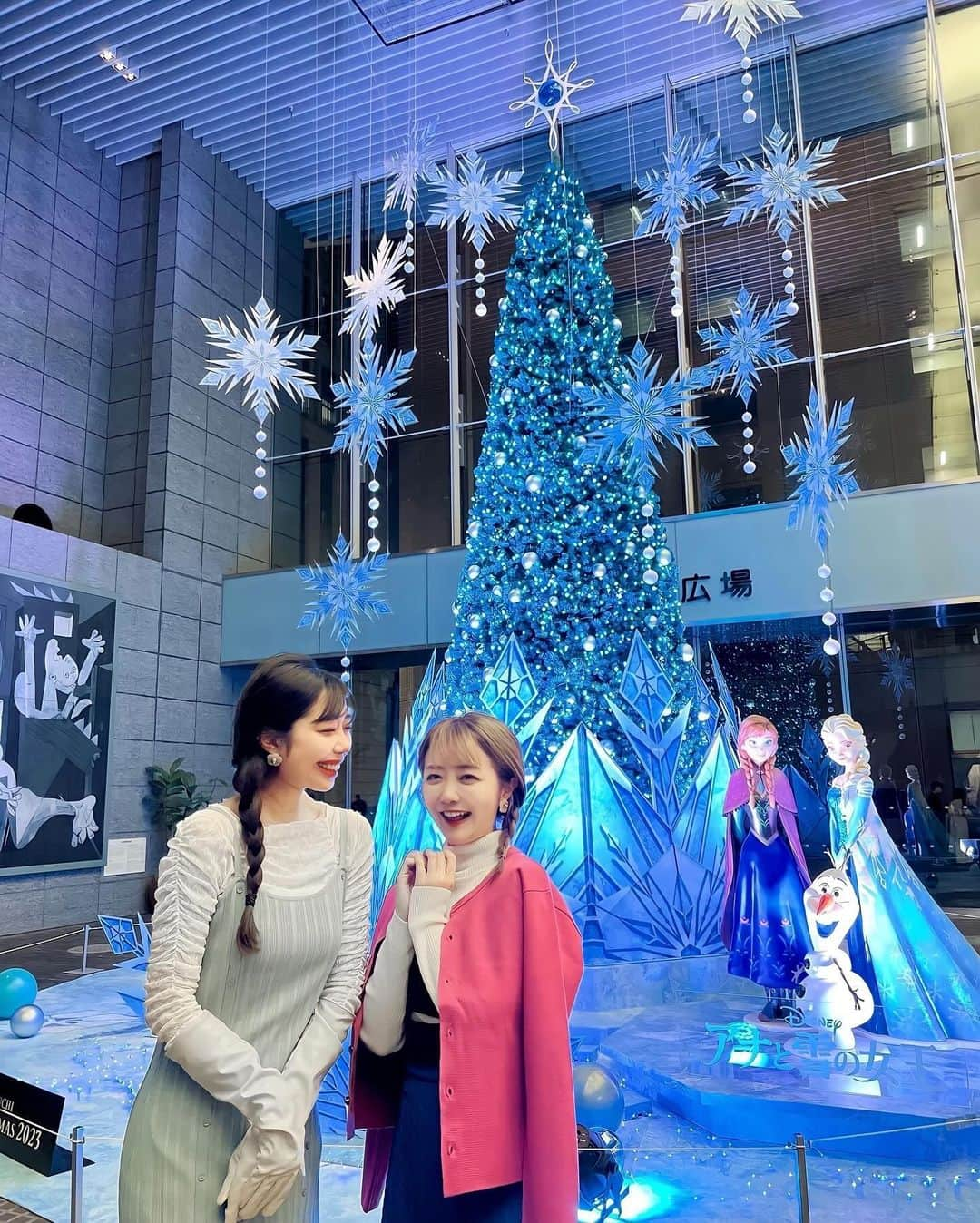 中島絢乃さんのインスタグラム写真 - (中島絢乃Instagram)「❄️🎄💫   .   ディズニー・アニメーションをテーマにした Marunouchi Bright Christmas 2023 「Disney DREAMS ＆ WISHES」が開催中🎄🌟   みんなはどのツリーがお気に入り？👀🩷🎄❄️   . ⁡ ⁡ウィッシュの 15分ごとに行われているライティングショー、 一部を載せたのでそれも見てみてね🌟 撮影した日はまだウィッシュ見てなかったんだけど 映画観てからだとよりグッとくるなあ、、🥹💫   .   そして実は、、 私たちがこの日ご飯を食べた 【THE FRONT ROOM（丸ビル1F）】は ウィッシュのツリーの目の前なので、 テラス席ならゆっくりご飯を食べながら ライティングショーが見られちゃいます🎄👀💜 おすすめだよ💫   ちなみに注文したのはこちらのメニュー🍽️ ☑︎プリンセスロワイヤル¥990 ☑︎宮崎県産黑毛和牛の欧風カレー サフランライス¥1980   『美女と野獣』にインスパイアされたメニューで とってもかわいいしテンション上がった🥹💛🥀 美味しかったーーー😋🙏   .   丸の内限定のスペシャルグッズも出ていたので ☑︎Be Organic(丸ビル3F)  ランチトートバッグ¥2750 ☑︎Blondoll(新丸ビル3F)  ファンタジア刺繍 ルームソックス¥4730 こちらgetしちゃいました🫶  数量限定のものもあるので 欲しいアイテムはお早めに！👜  .   イルミネーション、ツリーだけじゃない Marunouchi Bright Christmas 2023 隅々まで楽しんでね🥹🩵❄️ 〰〰〰️〰 #ディズニー #丸の内 #東京 #tokyo #東京駅 #marunouchi #東京観光 #イベント #event #丸の内エリア #クリスマス　#maruouchibrightchristmas　#dreams&wishes #disney #丸の内夢と願いのクリスマスキャンペーン #PR @marunouchi_paper」12月7日 21時10分 - nakajima_ayano