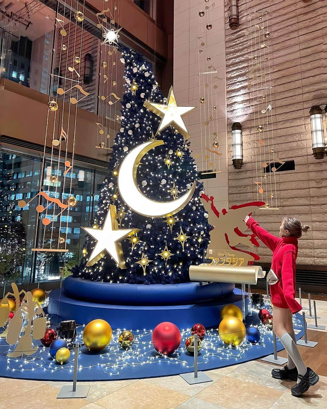 中島絢乃さんのインスタグラム写真 - (中島絢乃Instagram)「❄️🎄💫   .   ディズニー・アニメーションをテーマにした Marunouchi Bright Christmas 2023 「Disney DREAMS ＆ WISHES」が開催中🎄🌟   みんなはどのツリーがお気に入り？👀🩷🎄❄️   . ⁡ ⁡ウィッシュの 15分ごとに行われているライティングショー、 一部を載せたのでそれも見てみてね🌟 撮影した日はまだウィッシュ見てなかったんだけど 映画観てからだとよりグッとくるなあ、、🥹💫   .   そして実は、、 私たちがこの日ご飯を食べた 【THE FRONT ROOM（丸ビル1F）】は ウィッシュのツリーの目の前なので、 テラス席ならゆっくりご飯を食べながら ライティングショーが見られちゃいます🎄👀💜 おすすめだよ💫   ちなみに注文したのはこちらのメニュー🍽️ ☑︎プリンセスロワイヤル¥990 ☑︎宮崎県産黑毛和牛の欧風カレー サフランライス¥1980   『美女と野獣』にインスパイアされたメニューで とってもかわいいしテンション上がった🥹💛🥀 美味しかったーーー😋🙏   .   丸の内限定のスペシャルグッズも出ていたので ☑︎Be Organic(丸ビル3F)  ランチトートバッグ¥2750 ☑︎Blondoll(新丸ビル3F)  ファンタジア刺繍 ルームソックス¥4730 こちらgetしちゃいました🫶  数量限定のものもあるので 欲しいアイテムはお早めに！👜  .   イルミネーション、ツリーだけじゃない Marunouchi Bright Christmas 2023 隅々まで楽しんでね🥹🩵❄️ 〰〰〰️〰 #ディズニー #丸の内 #東京 #tokyo #東京駅 #marunouchi #東京観光 #イベント #event #丸の内エリア #クリスマス　#maruouchibrightchristmas　#dreams&wishes #disney #丸の内夢と願いのクリスマスキャンペーン #PR @marunouchi_paper」12月7日 21時10分 - nakajima_ayano