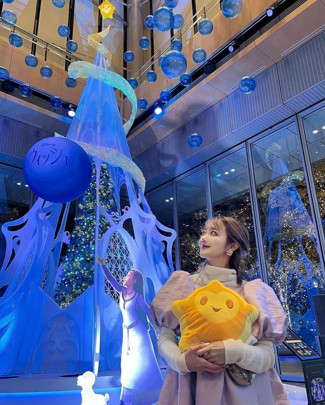 中島絢乃のインスタグラム：「❄️🎄💫   .   ディズニー・アニメーションをテーマにした Marunouchi Bright Christmas 2023 「Disney DREAMS ＆ WISHES」が開催中🎄🌟   みんなはどのツリーがお気に入り？👀🩷🎄❄️   . ⁡ ⁡ウィッシュの 15分ごとに行われているライティングショー、 一部を載せたのでそれも見てみてね🌟 撮影した日はまだウィッシュ見てなかったんだけど 映画観てからだとよりグッとくるなあ、、🥹💫   .   そして実は、、 私たちがこの日ご飯を食べた 【THE FRONT ROOM（丸ビル1F）】は ウィッシュのツリーの目の前なので、 テラス席ならゆっくりご飯を食べながら ライティングショーが見られちゃいます🎄👀💜 おすすめだよ💫   ちなみに注文したのはこちらのメニュー🍽️ ☑︎プリンセスロワイヤル¥990 ☑︎宮崎県産黑毛和牛の欧風カレー サフランライス¥1980   『美女と野獣』にインスパイアされたメニューで とってもかわいいしテンション上がった🥹💛🥀 美味しかったーーー😋🙏   .   丸の内限定のスペシャルグッズも出ていたので ☑︎Be Organic(丸ビル3F)  ランチトートバッグ¥2750 ☑︎Blondoll(新丸ビル3F)  ファンタジア刺繍 ルームソックス¥4730 こちらgetしちゃいました🫶  数量限定のものもあるので 欲しいアイテムはお早めに！👜  .   イルミネーション、ツリーだけじゃない Marunouchi Bright Christmas 2023 隅々まで楽しんでね🥹🩵❄️ 〰〰〰️〰 #ディズニー #丸の内 #東京 #tokyo #東京駅 #marunouchi #東京観光 #イベント #event #丸の内エリア #クリスマス　#maruouchibrightchristmas　#dreams&wishes #disney #丸の内夢と願いのクリスマスキャンペーン #PR @marunouchi_paper」