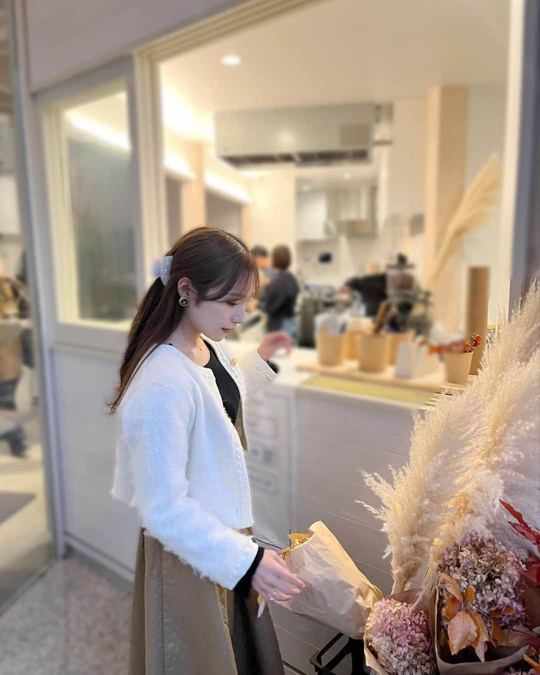 左伴彩佳さんのインスタグラム写真 - (左伴彩佳Instagram)「・  お気に入りのジャケット🧥🤍　 @snidel_official  　  ふらっと歩いてた時に可愛いお花屋さん見つけた時の💐」12月7日 21時12分 - hidaaya_729