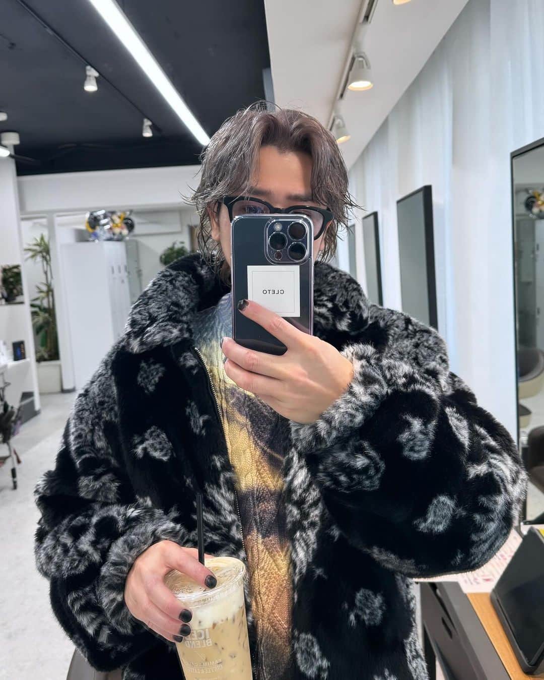 加代憲康のインスタグラム：「@supremenewyork 全身シュプです！今週はboxですね😆 僕はグレーカモ🦆が欲しいです! 黒持ってるけど、キープとして買っておいてもいいかと！  本日も沢山のご来店ありがとうございました！髪型で感動してもえるのは毎日幸せです。  明日は @granmash です! 大阪サロンワーク。 ご予約ありがとうございます！  皆さん寒くなってきて体調おかしくなりそうですが、年末頑張っていきましょー✨」