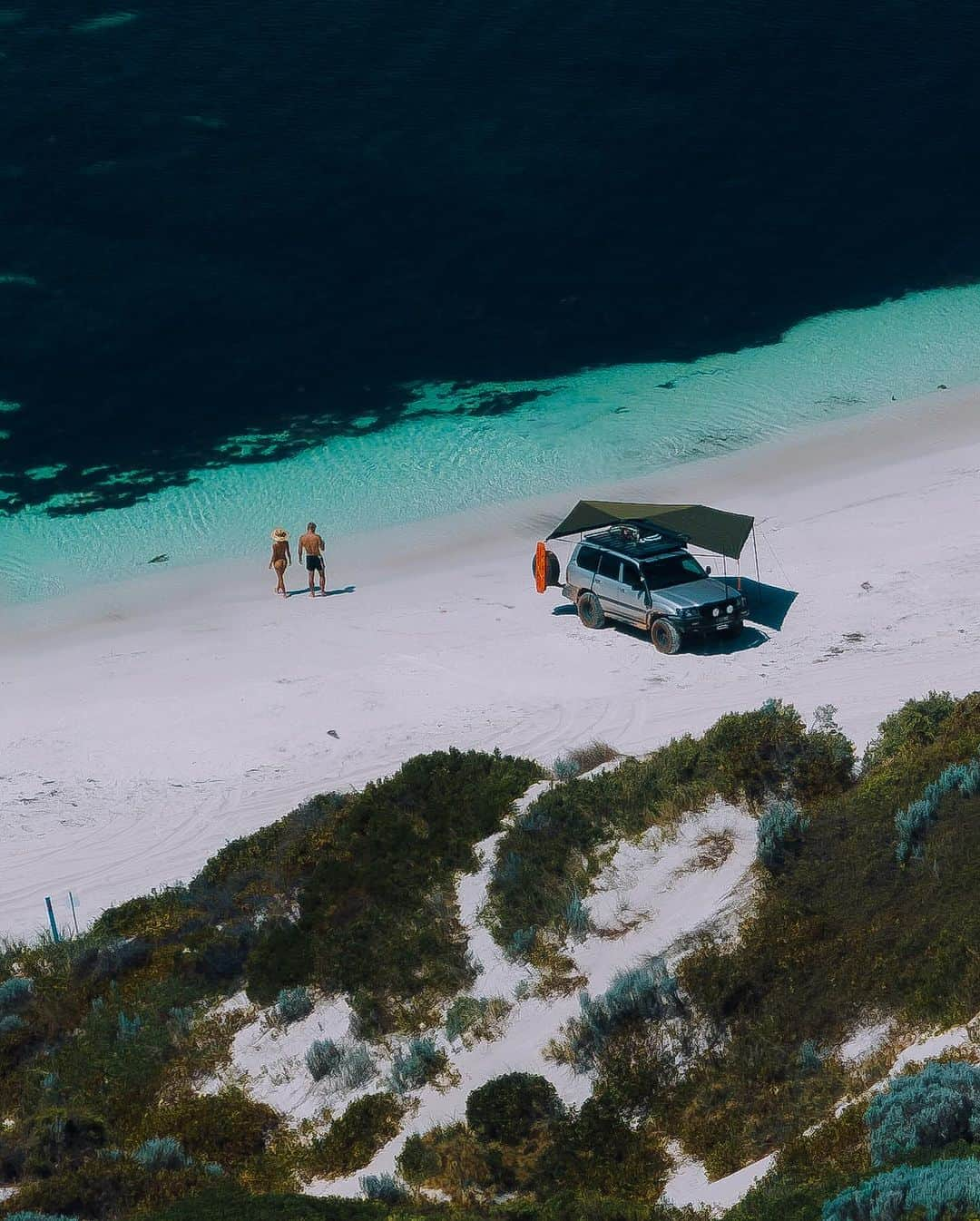 アギーさんのインスタグラム写真 - (アギーInstagram)「Frames from the west coast, dusty roads, pristine beaches and bonfires 🇦🇺 #australia」12月7日 21時15分 - aggie