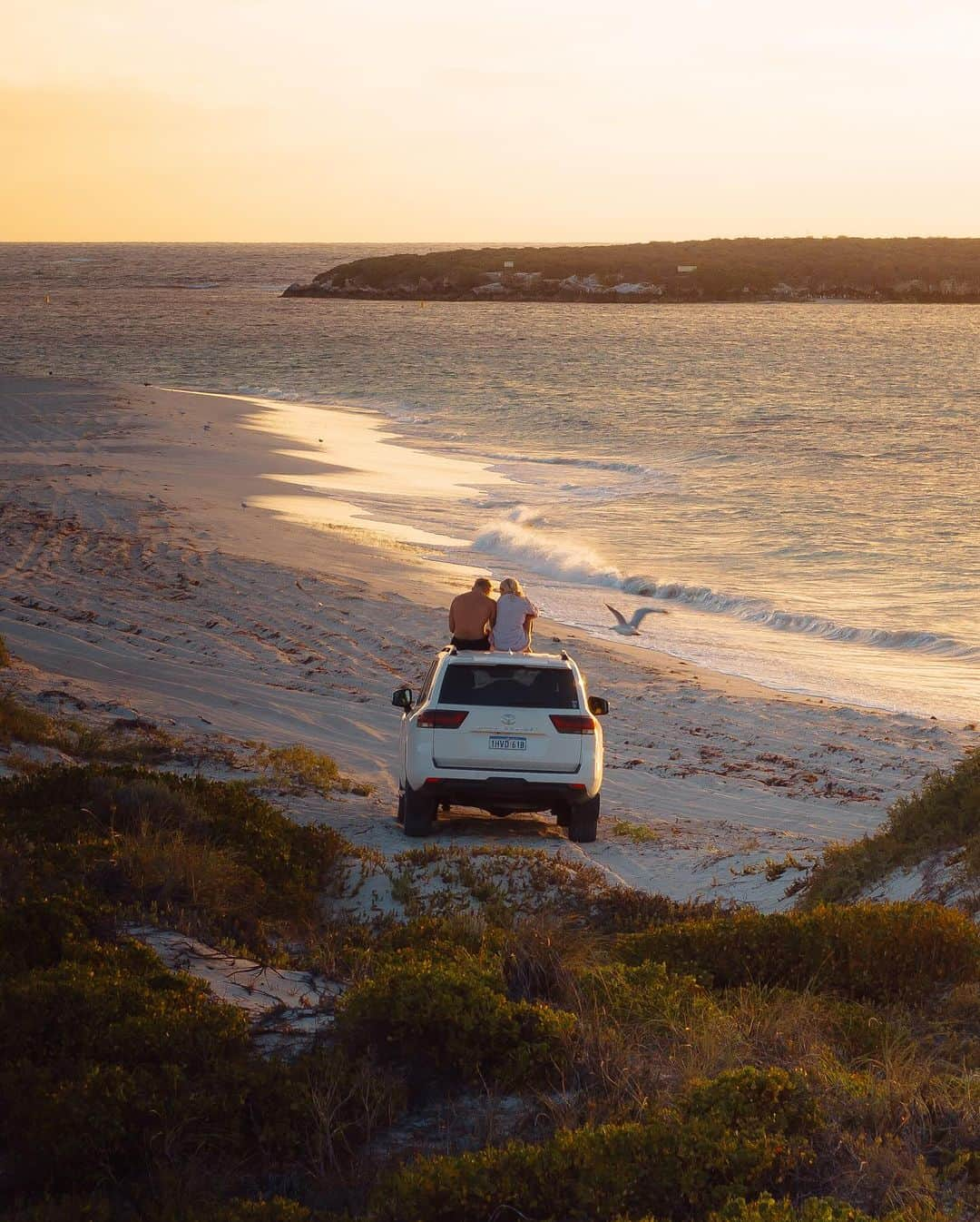 アギーさんのインスタグラム写真 - (アギーInstagram)「Frames from the west coast, dusty roads, pristine beaches and bonfires 🇦🇺 #australia」12月7日 21時15分 - aggie