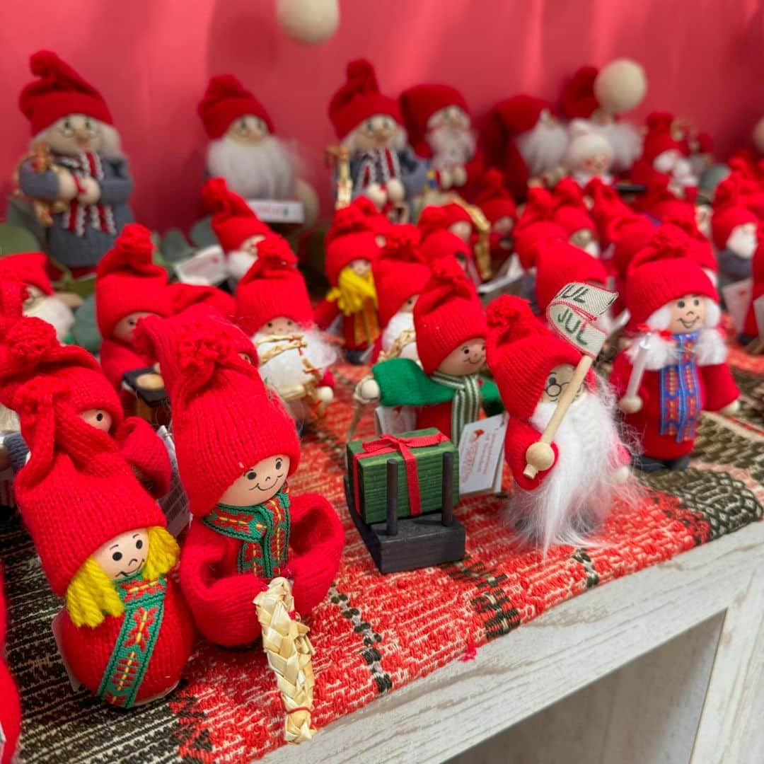 浦口史帆さんのインスタグラム写真 - (浦口史帆Instagram)「ジェイアール名古屋タカシマヤで、 北欧展2023が始まりました！  北欧雑貨やグルメなど64店舗が出店🌼  クリスマス小物もいっぱい🧑‍🎄🎄🧡 手作りならではのぬくもりを感じる人形や、 フェルト素材でできたインテリア、 あったか〜〜い靴下🧦など、 会場内は「可愛い！！！」もので溢れていました🤭🛍️💕  今月21日まで開かれています🎄💫  #クリスマス準備 #北欧展 #北欧インテリア #北欧雑貨」12月7日 21時26分 - uraguchi_shiho