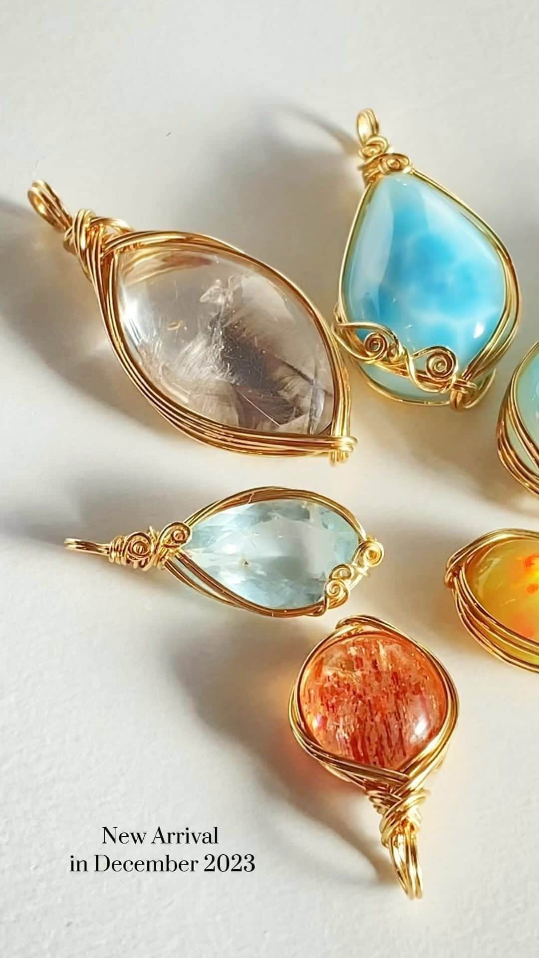 FUKANEのインスタグラム：「新作ペンダント、明日からの東京ミネラルショーにて販売となります。  #天然石 #宝石 #ルース #ジュエリー #天然石ジュエリー #gem #gemstones #jewelry #jewels #fukane #ペンダント #フカネ巻き」