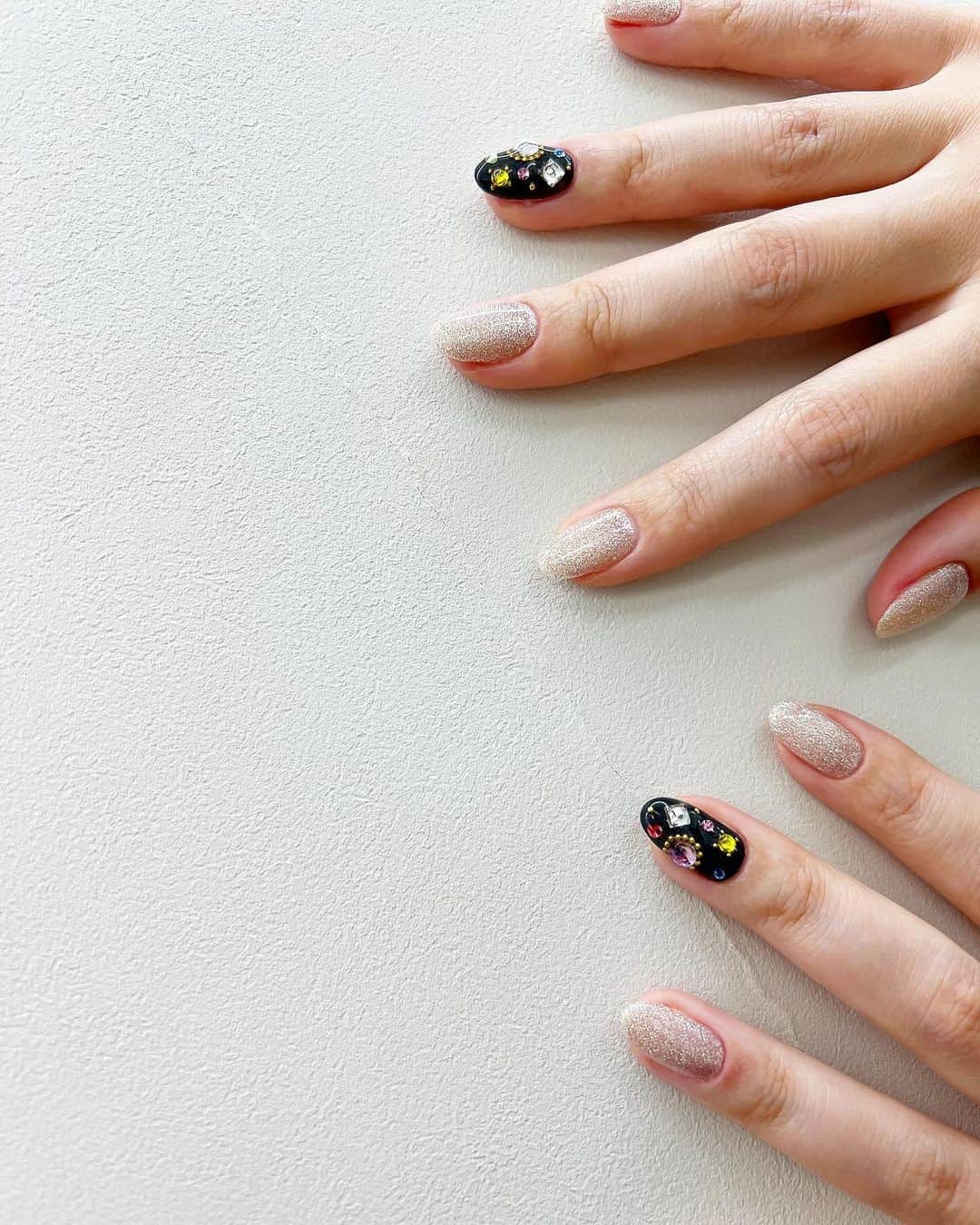 Kana Kobayashiのインスタグラム：「#nails #SEVENTEEN #ネイル #ジェルネイル #推し活 #推しネイル #セブチ #ネイルデザイン #ネイルアート #東京ネイルサロン #日本橋 #三越前」