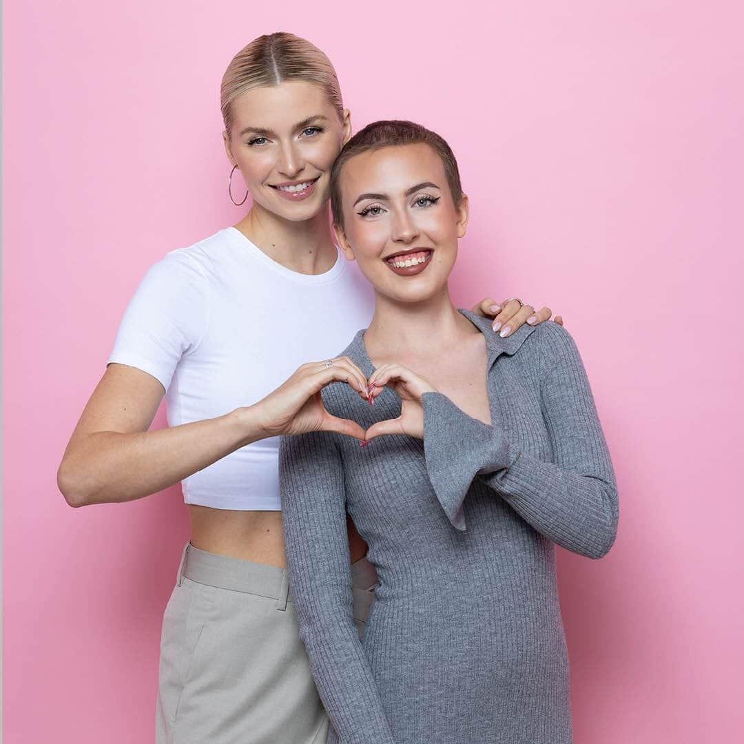 レナ・ゲルケさんのインスタグラム写真 - (レナ・ゲルケInstagram)「Zusammen mit unseren Kampagnenbotschafterinnen @lenagercke und Lina (@lina.1210_ ) sammeln wir bei betterplace.org Spenden für unser „look good feel better“ Kosmetikseminar für Mädchen und Frauen, die an Krebs erkrankt sind. Macht mit und zeigt euer Herz für Krebspatientinnen! Wie?  Spendet einen Beitrag über betterplace.org und macht zusammen mit Lena und Lina ein Herz! Screenshotet das Herzfoto, fügt euer halbes Herz im Story-Layout hinzu und taggt @dkmslife! Oder macht eine Herzgeste und taggt @dkmslife. Den Link zur Spendenkampagne findet ihr in der BIO!  Für Lina waren es zwei unbeschwerte Stunden im „look good feel better“ Kosmetikseminar. Der Austausch mit anderen Krebspatientinnen, das gemeinsame Lachen und Schminken haben ihr neuen Mut geschenkt.  Vielen Dank an unseren wunderbaren Partner @lorealparis für das Sponsoring des Fotoshootings. Gemeinsam zeigen wir unser ❤️ für Krebspatientinnen.  Bildcredit: @rui.camilo」12月7日 21時24分 - lenagercke