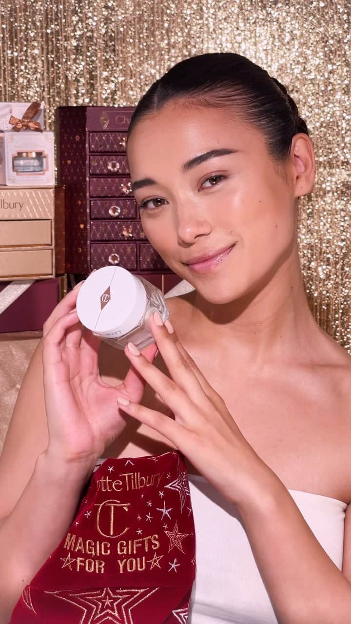 シャーロット・ティルベリーのインスタグラム：「💧 STOCKING THRILLERS FOR SKINCARE LOVERS! 💧  Darlings, give the skincare lover in your life a gift they will TREASURE FOREVER with my NEW! LIMITED-EDITION skincare sets and magic skin icons - the secret to healthy, hydrated, glowing, smoother and plumper looking skin!! 🌟 Don’t forget to slip them inside my LIMITED-EDITION Holiday Stocking for a perfectly packaged SURPRISE! And for a limited time only, you can shop a magical 20% OFF* using the code REDCARPET! 😍 RUN, don’t walk!! 🏃‍♀️💨  *Code valid from 09.00am GMT 4th December 2023 until 09.59am GMT 11th December 2023. Discount applies to full price items only. T&Cs and Exclusions Apply.  #CharlotteTilbury #StepIntoMagic #CharlotteTilburyHoliday #MagicSkin」