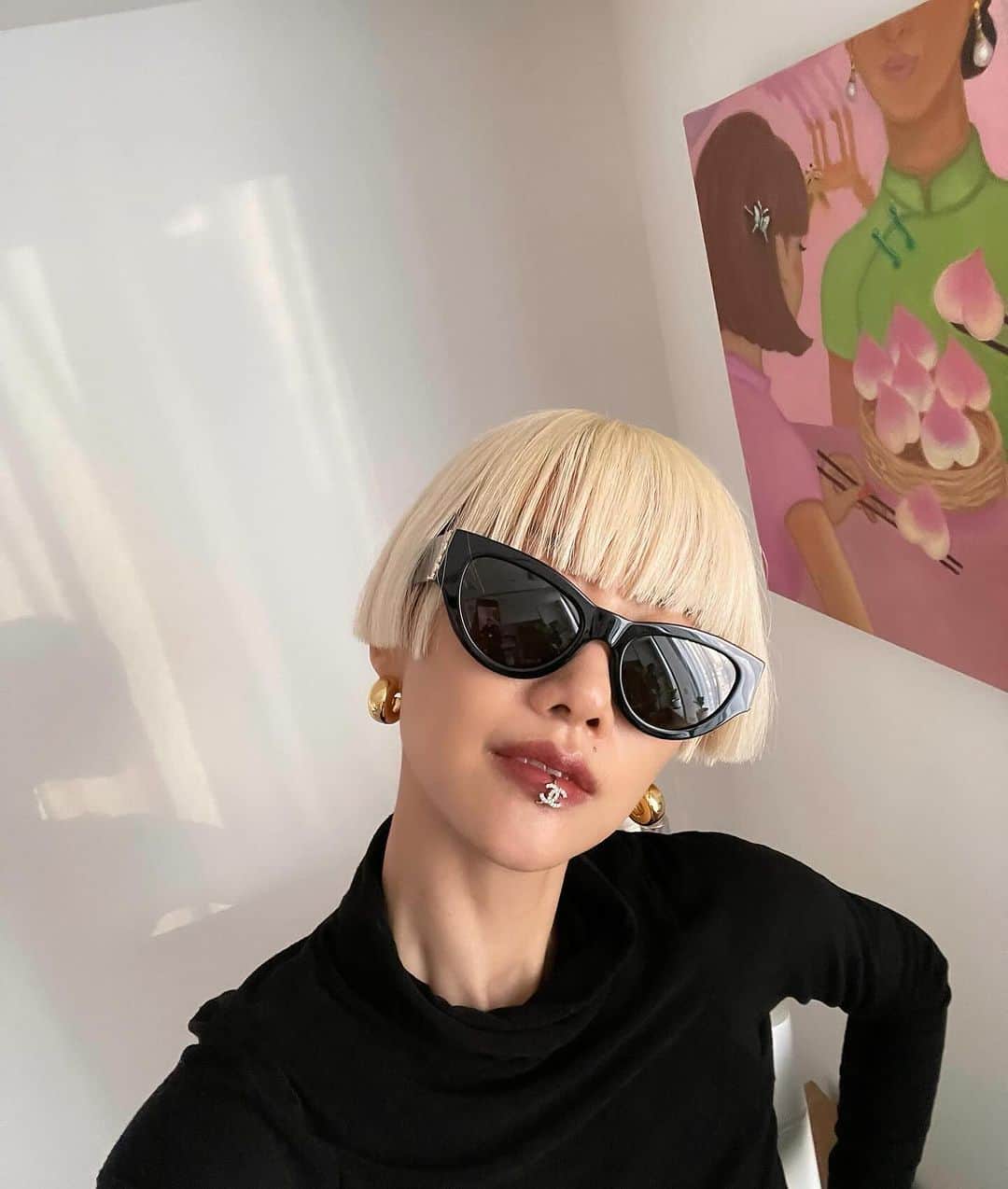 シェンのインスタグラム：「東京今日20℃☀️ 冷え性なので~暖かい日が続くようで嬉しい🥰🍑  Sunglasses @ysl  Earring @shashashop_jp  Rip piercing @chanelofficial」