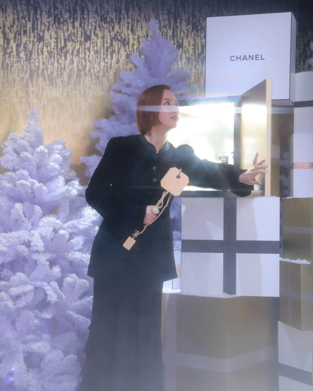 Julia Castroさんのインスタグラム写真 - (Julia CastroInstagram)「CHANELWonderland...🪄  シャネルのホリデーイベント “CHANEL WONDERLAND”に招待され、 遊びに行ってきました🖤  カーテンを開けると不思議で可愛い世界が広がってた…♡ プレゼントボックスを開けるとまた可愛い仕掛けが沢山！ 何度もワクワクする素敵な夜を過ごせました。 . @chanel.BEAUTY #PR #CHANEL  #CHANELHoliday  #シャネルホリデー #CHANELWonderland」12月7日 21時18分 - julia.c.0209