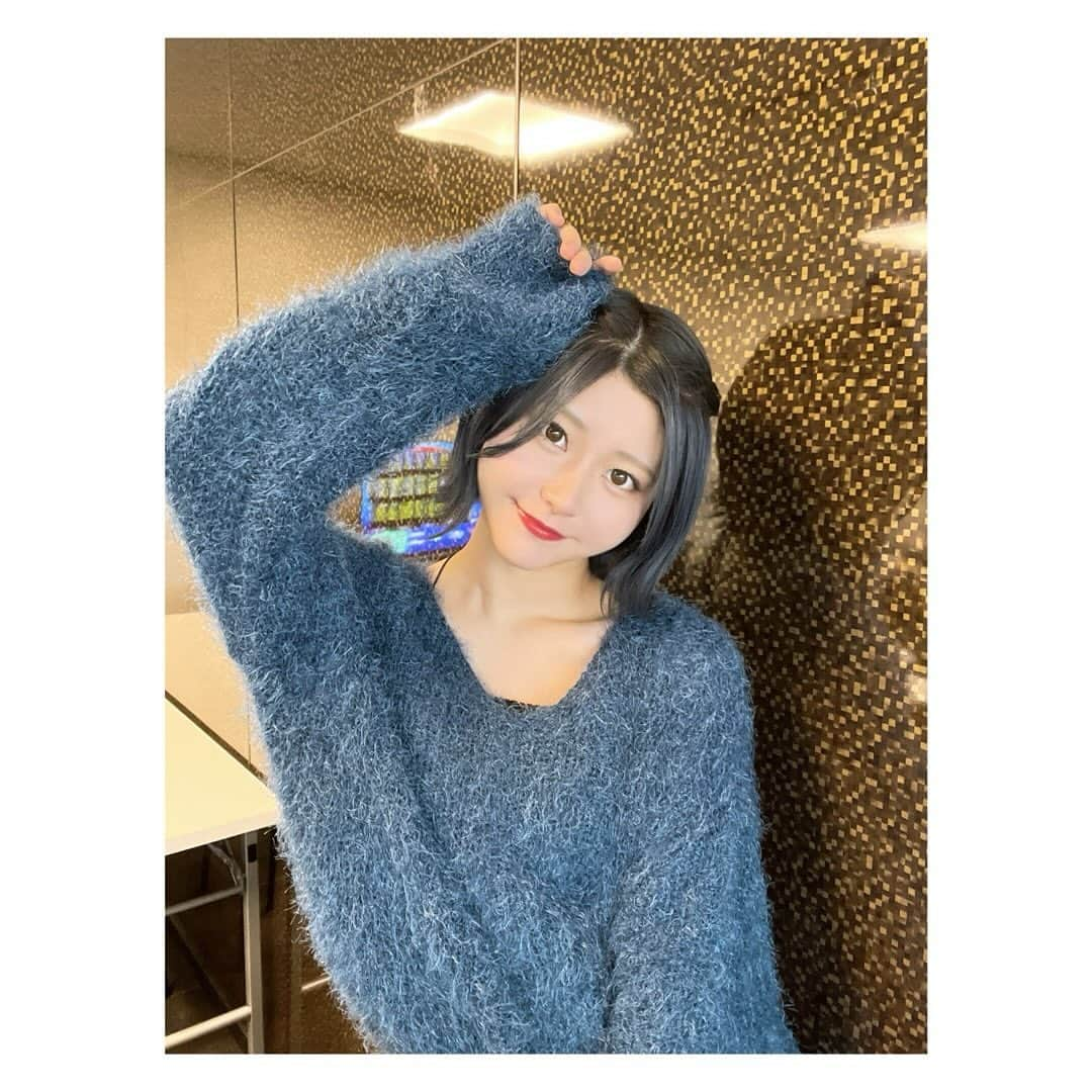 大竹ひとみのインスタグラム：「💙💙💙 . . . .  #青髪  #ネイビーカラー  #ハイトーンボブ  #外ハネボブ  #ねじりアレンジ」