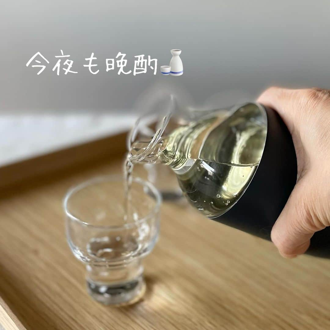 212 KITCHEN STOREのインスタグラム：「【晩酌をもっと美味しく】 『飲みごろ手捻り風タンブラーと飲みごこちとっくり』 ━━━━━━━━━━━━━━━━━━━━ 美味しい食事と一緒にお酒を楽しみたい方におすすめしたい商品をご紹介です。 寒い日が続くと、夕飯はお鍋🍲という方も多いのではないでしょうか。 鍋にはビール派？ハイボール派？それとも日本酒派？？  その日の気分やメニューに合わせて愉しみたい！そんな方にオススメです。  ステンレスタンブラーは、手捻り風のデザインが手にしっくり馴染み、真空二重構造で保温保冷機能つきのたっぷりサイズです。 ビールやハイボールはもちろん、焼酎のお湯割も。  また、日本酒好きの方には、こちら。 内瓶は耐熱ガラスだから、電子レンジもOK。 ステンレスの外瓶とセットすれば、持っても熱くなく、また結露もしません。 扱いやすいからこそ、快適に愉しめます。  　 ※在庫が流動的なため、欠品の場合がございます。 ※一部、お取り扱いのない店舗がございます。  ▼ストアリンクはプロフィールから! @212_kitchen_store ━━━━━━━━━━━━━━━━━━━ #212kitchenstore#212キッチンストア#212kitchen#212キッチン#飲みごろ#手捻り風#タンブラー#ステンレスタンブラー#保冷保温#飲みごこち#とっくり#耐熱ガラス#レンジOK」