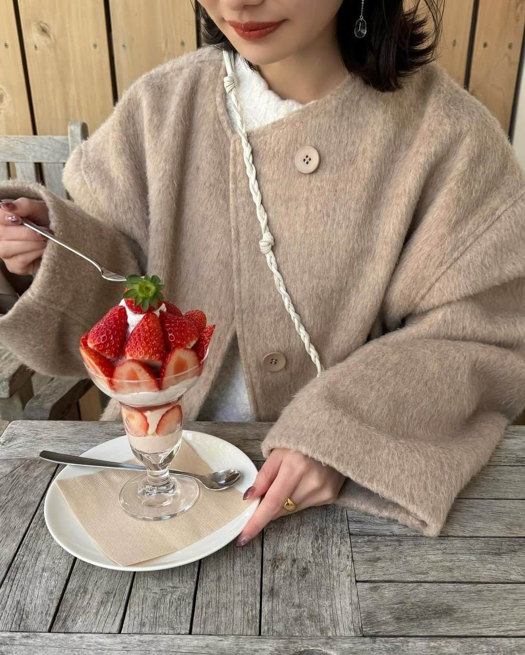 まるさんのインスタグラム写真 - (まるInstagram)「ㅤ いちごパフェ🍓 ㅤテラス席で食べたら風が強かった🌪️笑 次はシャインマスカット食べたいな〜🥺💞 ㅤ この日はみんなから沢山褒めてもらえる 新作シャギーコート着た🧥♡ クリスマス間に合うよう12/17頃発売予定です🗓️🎄 (多少前後する可能性あります🙇‍♂️) @hinari_official  153cm / ベージュ/ S着用  ㅤ 最後は富士山と共にツーショット🗻🤚🏻✨ ㅤ ㅤ #hinari #山梨 #山梨カフェ #山梨旅行」12月7日 21時33分 - marumaru1530