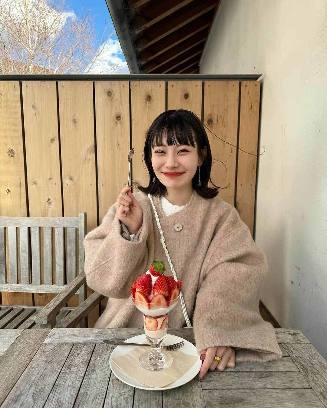 まるさんのインスタグラム写真 - (まるInstagram)「ㅤ いちごパフェ🍓 ㅤテラス席で食べたら風が強かった🌪️笑 次はシャインマスカット食べたいな〜🥺💞 ㅤ この日はみんなから沢山褒めてもらえる 新作シャギーコート着た🧥♡ クリスマス間に合うよう12/17頃発売予定です🗓️🎄 (多少前後する可能性あります🙇‍♂️) @hinari_official  153cm / ベージュ/ S着用  ㅤ 最後は富士山と共にツーショット🗻🤚🏻✨ ㅤ ㅤ #hinari #山梨 #山梨カフェ #山梨旅行」12月7日 21時33分 - marumaru1530