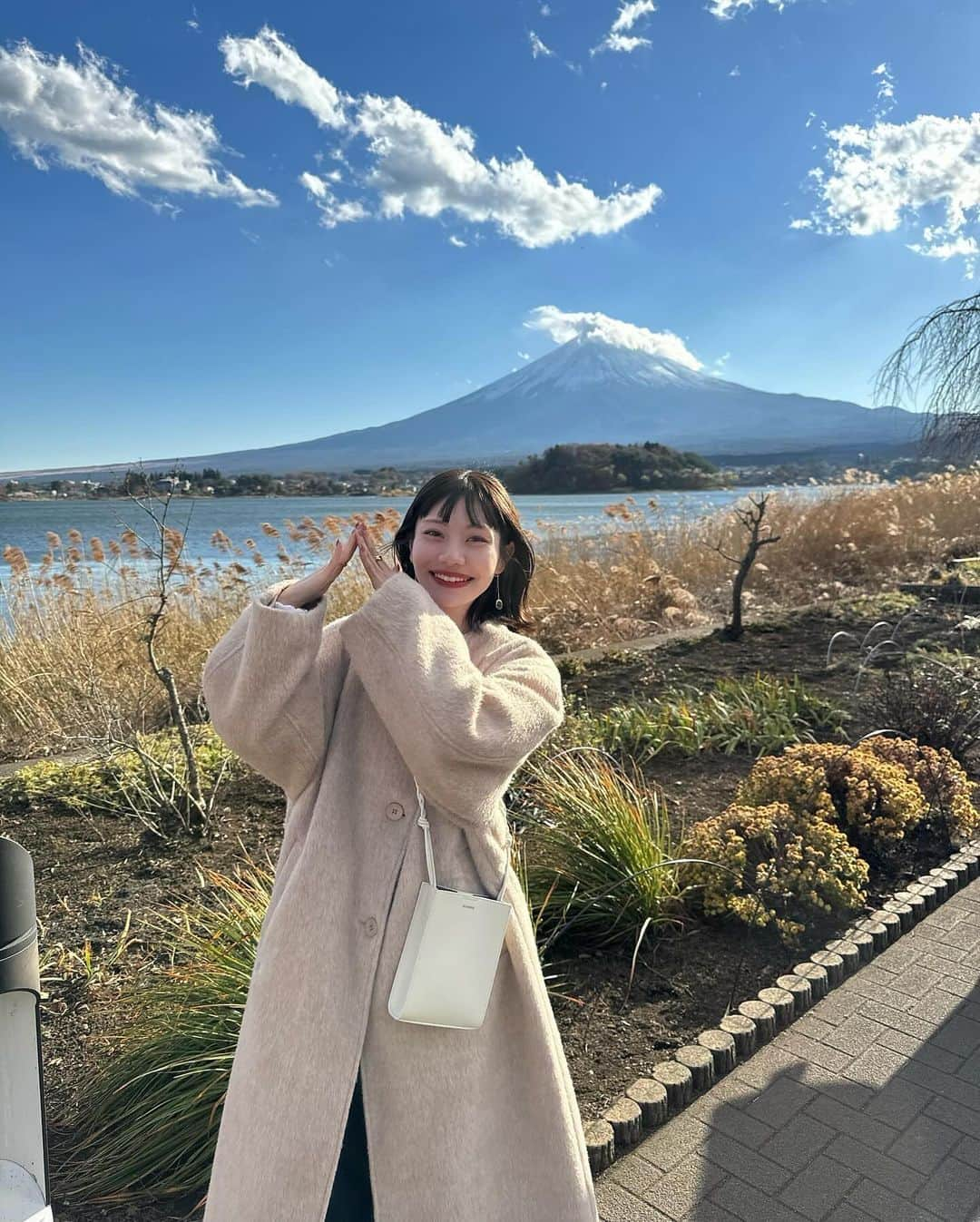 まるさんのインスタグラム写真 - (まるInstagram)「ㅤ いちごパフェ🍓 ㅤテラス席で食べたら風が強かった🌪️笑 次はシャインマスカット食べたいな〜🥺💞 ㅤ この日はみんなから沢山褒めてもらえる 新作シャギーコート着た🧥♡ クリスマス間に合うよう12/17頃発売予定です🗓️🎄 (多少前後する可能性あります🙇‍♂️) @hinari_official  153cm / ベージュ/ S着用  ㅤ 最後は富士山と共にツーショット🗻🤚🏻✨ ㅤ ㅤ #hinari #山梨 #山梨カフェ #山梨旅行」12月7日 21時33分 - marumaru1530