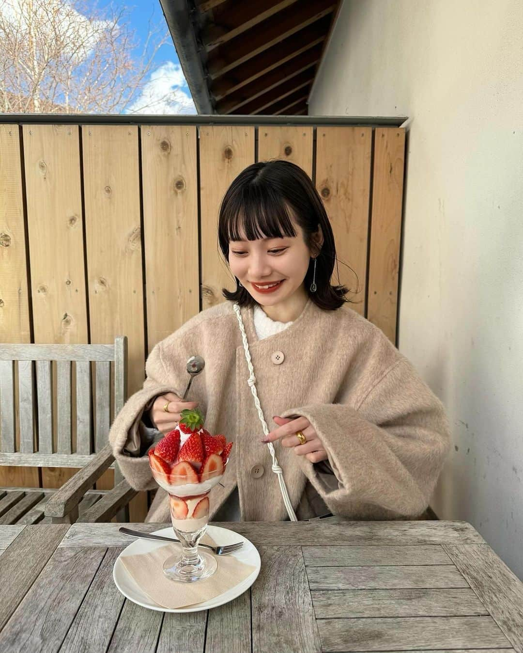 まるのインスタグラム：「ㅤ いちごパフェ🍓 ㅤテラス席で食べたら風が強かった🌪️笑 次はシャインマスカット食べたいな〜🥺💞 ㅤ この日はみんなから沢山褒めてもらえる 新作シャギーコート着た🧥♡ クリスマス間に合うよう12/17頃発売予定です🗓️🎄 (多少前後する可能性あります🙇‍♂️) @hinari_official  153cm / ベージュ/ S着用  ㅤ 最後は富士山と共にツーショット🗻🤚🏻✨ ㅤ ㅤ #hinari #山梨 #山梨カフェ #山梨旅行」