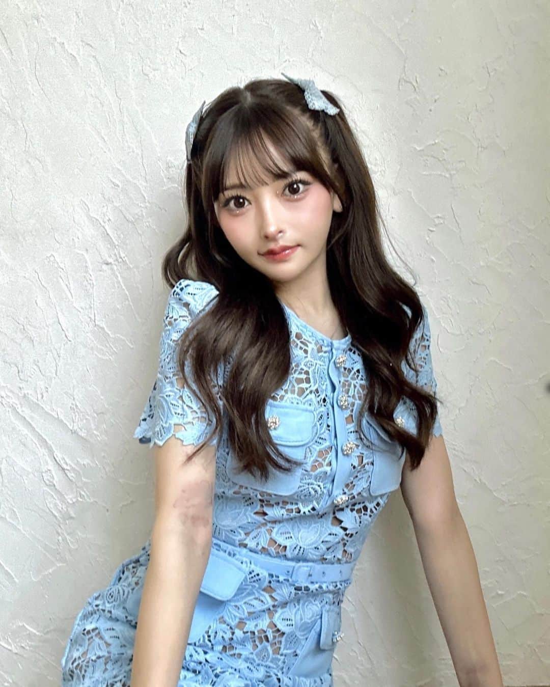 黒崎みさのインスタグラム：「アー写が3〜4年前のものなので撮り直してきた🤍💙 ⁡ 後最近痩せた？と聞かれるのだけど 食べる量はさほど変わらず、双子追いかけ回して勝手に痩せた😂😂 ⁡ ナチュラル系のカットとこちらのファンの子向けのガーリースタイルで撮れて楽しかった✌️ ナチュラルなものはお楽しみに🤍 (ファンサイトには載せたけど😂) ⁡ #撮影 #セルフポートレイト #selfportrait #ガーリーコーデ #ガーリー #ハーフツイン #ハーフツインアレンジ」