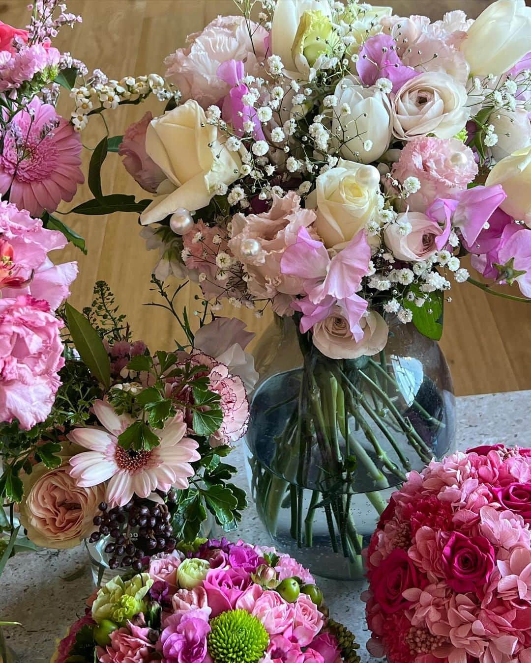 朝長美桜さんのインスタグラム写真 - (朝長美桜Instagram)「おうちがお花畑💐 今回も素敵な花束をありがとうございます🥺🫶🏻✨  花びらにパールがついてたり、とっても可愛い花束で嬉しい〜🥰 連日、沢山の花束をいただいてどれもお部屋に飾っています🩷🩷 幸せいっぱい♡  本当に、最後のpopupだったんだなぁと 今日は余韻に浸りながら 皆さんからいただいたプレゼントやお手紙を開封していました💌 本当にありがとうございます。 どれも、私の宝物でこんなにも沢山の方々からAmyは愛されているんだなぁと 涙溢れていました😢 ありがとうございます。  残りわずかですが、12月までよろしくお願いします。 明日は、渋谷スクランブルスクエアで先行販売していたアクセサリーと毎年恒例Amy HAPPY BAGの販売があります🛒💍 ぜひAmy Instagramをチェックして下さいね🥰🕊️  #Amy#Amyaccessory」12月7日 21時27分 - miochan_0517