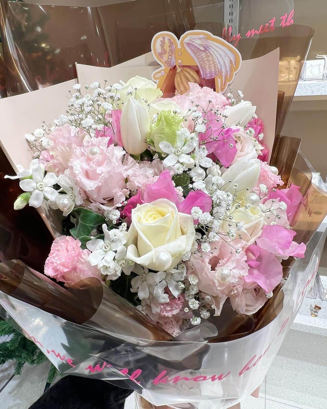 朝長美桜さんのインスタグラム写真 - (朝長美桜Instagram)「おうちがお花畑💐 今回も素敵な花束をありがとうございます🥺🫶🏻✨  花びらにパールがついてたり、とっても可愛い花束で嬉しい〜🥰 連日、沢山の花束をいただいてどれもお部屋に飾っています🩷🩷 幸せいっぱい♡  本当に、最後のpopupだったんだなぁと 今日は余韻に浸りながら 皆さんからいただいたプレゼントやお手紙を開封していました💌 本当にありがとうございます。 どれも、私の宝物でこんなにも沢山の方々からAmyは愛されているんだなぁと 涙溢れていました😢 ありがとうございます。  残りわずかですが、12月までよろしくお願いします。 明日は、渋谷スクランブルスクエアで先行販売していたアクセサリーと毎年恒例Amy HAPPY BAGの販売があります🛒💍 ぜひAmy Instagramをチェックして下さいね🥰🕊️  #Amy#Amyaccessory」12月7日 21時27分 - miochan_0517