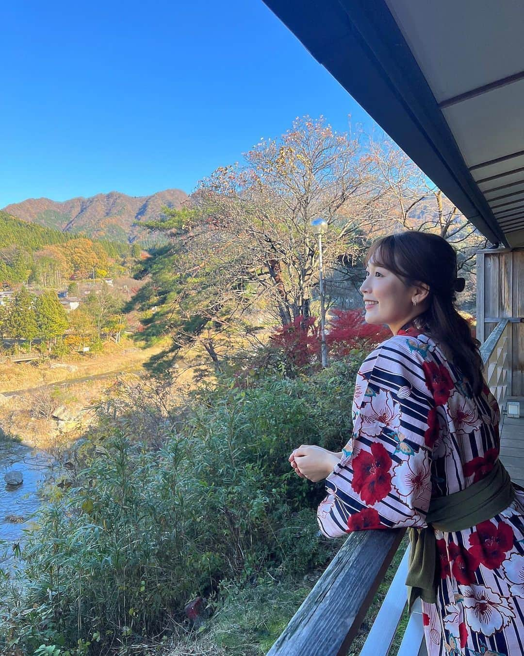 高階亜理沙のインスタグラム：「🍁 日光旅行part2🚗 お部屋のお風呂からの景色も最高だった♡ 畑の向こう側に広がる景色は 紅葉で色づいてて絶景だった🙈 大きな白菜は餃子と、あまーい白菜のお料理を たくさん作って美味しく頂きました🥟」