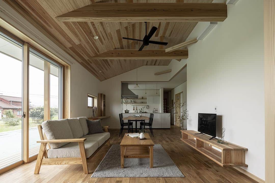 株式会社アート・宙さんのインスタグラム写真 - (株式会社アート・宙Instagram)「＜素敵なLDK空間特集＞ 床や天井、そしてテレビボードなどの造作家具まですべて三重県熊野産木材を使用しています。 温かみのある、リラックスできる素敵な空間です。  ———————————————. 住宅事例をもっと見る @artsora.hp ———————————————. "心と体が健やかな暮らしを実現"  アート・宙の家とは？ ■熊野の無垢材や国産の珪藻土など、自然素材100%の美しい家 ■自然エネルギーを活用し、快適な住環境を実現するエアパス工法の家 ■世代を超え長く快適に暮らせる「長期優良住宅」 ■無垢材を使った造り付け家具のある家 ■時短家事が叶う家事楽動線、家族のコミュニケーションが生まれる動線の家 ■腕の良い大工や職人が手仕事で完成させる家 ———————————————. #LDK #リビング #リビングルーム #リビングダイニング #リビングインテリア  #マイホーム #マイホーム計画　#家づくり計画　 #内観デザイン #木の家　 #無垢の家 　#アート宙　 #リビング階段 #リビング収納 #リビング照明  #リビングテーブル　#三重県工務店 　 #自然素材の家　 #三重県注文住宅   #造作家具 #造作家具の工務店 #造作家具のある家」12月7日 21時28分 - artsora.hp