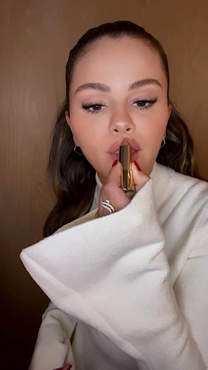 Hung Vanngoのインスタグラム：「It has been awhile since I’ve done her makeup at 5AM! 😛  #SelenaGomez (@selenagomez) x #RareBeauty (@rarebeauty) ❤️ 👗 @erinwalshstyle assisted by @ashleyafriyie  💅🏻 @tombachik  💇🏻‍♀️ @hairbyorlandopita  💄 @hungvanngo assisted by @jaydenhopham」