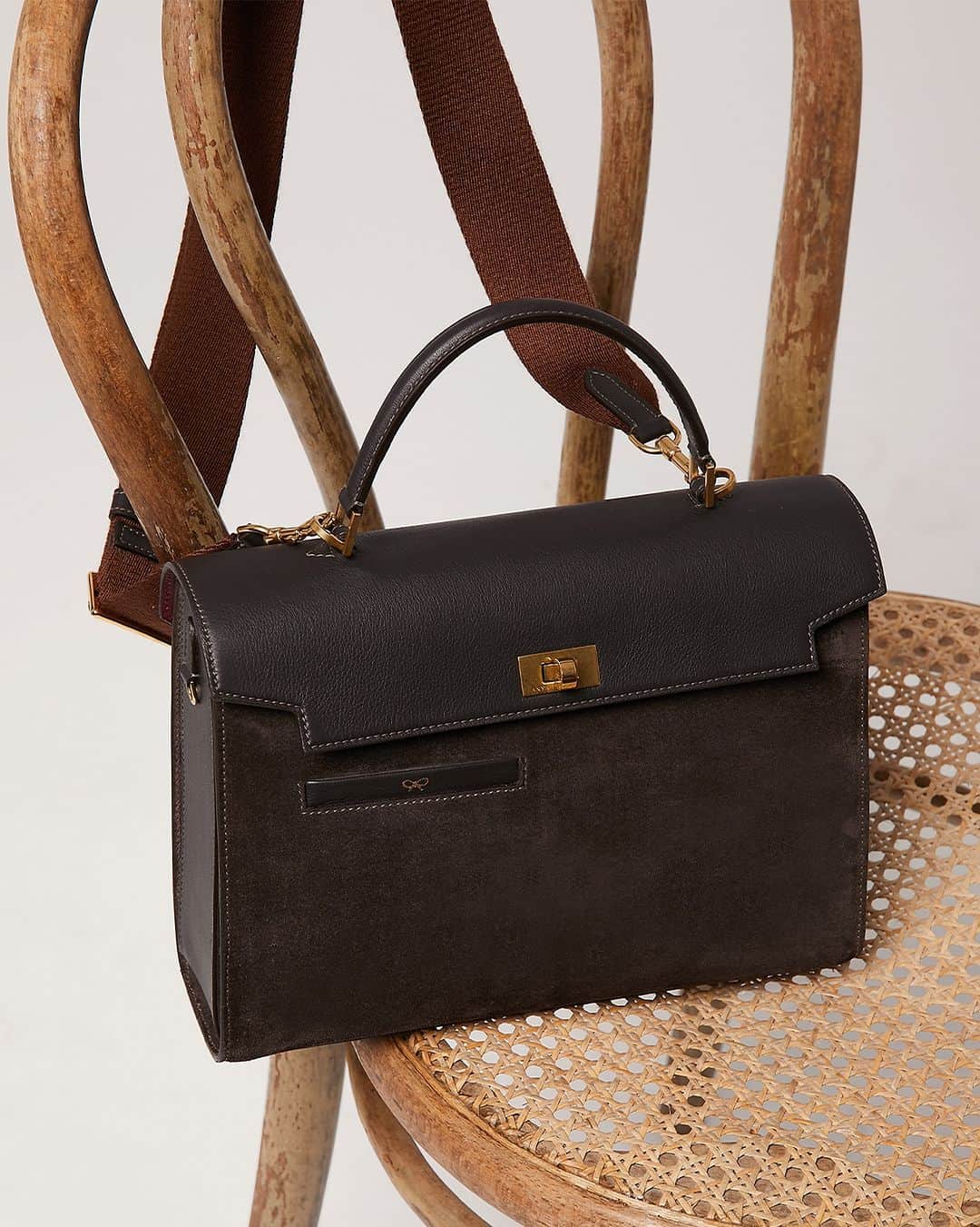 アニヤハインドマーチのインスタグラム：「Sleek and sophisticated, our Mortimer bag will take you from day to night, keeping all your essentials in place. #AnyaHindmarch」