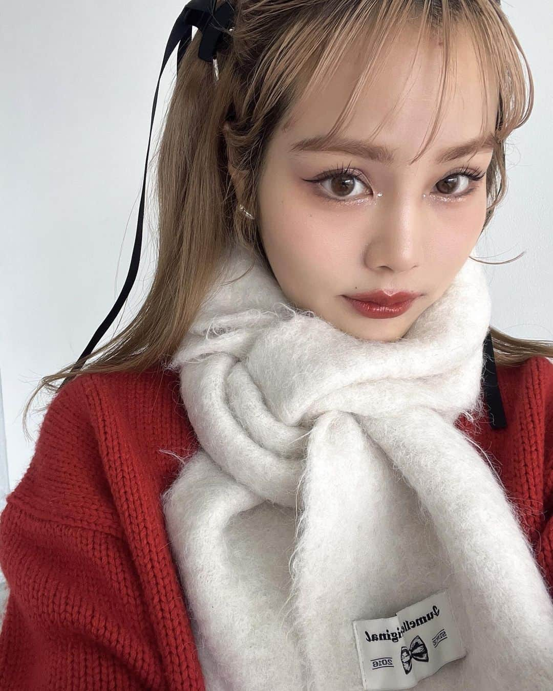 安中芙美のインスタグラム：「make up 🩰 (( 詳細 )) みんなが褒めくれた今日のメイク💄 忘れる前に使ったアイテムの詳細載せます✍️  ☑︎カラコン chuu lens クラウドプティング ピンクブラウン ☑︎リップ raka 120 カフェインローズ ☑︎アイシャドウ hince ビー マイ アリュール ☑︎グリッター Ririmew 01ブライトミー ☑︎クリームアイライナー canmake 02ミディアムブラウン ☑︎涙袋 wonjungyo 02サンドムーン ☑︎マスカラ kingdum ブラック  上記のアイテム使ってます♡ 目頭のラメはラインストーンつけました✨  あとおでこはコテで火傷したんやけど全然治りません😓  好評だったので、楽天ROOMにも今日のコスメ全部載せました🎧※プロフィールのハイライトから飛べます✈️ 今イベント中やからポイント5倍とかお得になってたヨ🙏  #make #メイク #冬メイク #秋冬メイク #化粧 #ラメメイク #hince #韓国メイク #アイドルメイク #raka」